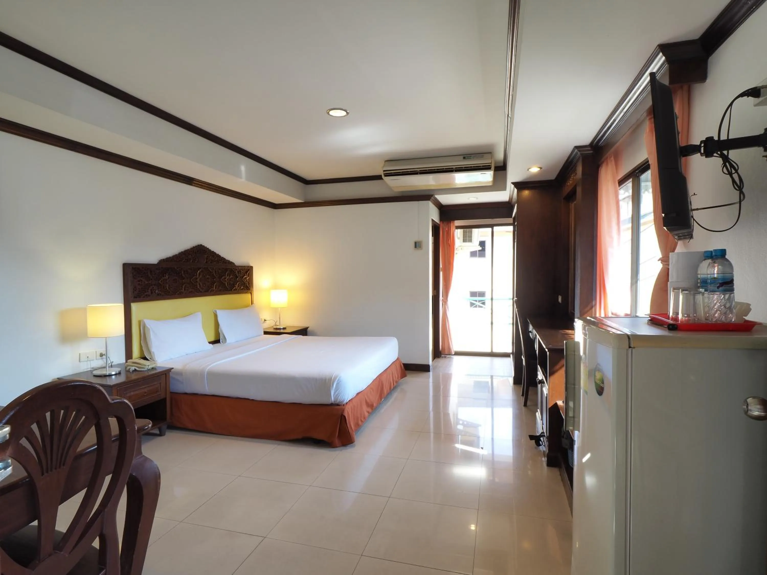Photo of the whole room, Bed in Golden Villa Pattaya