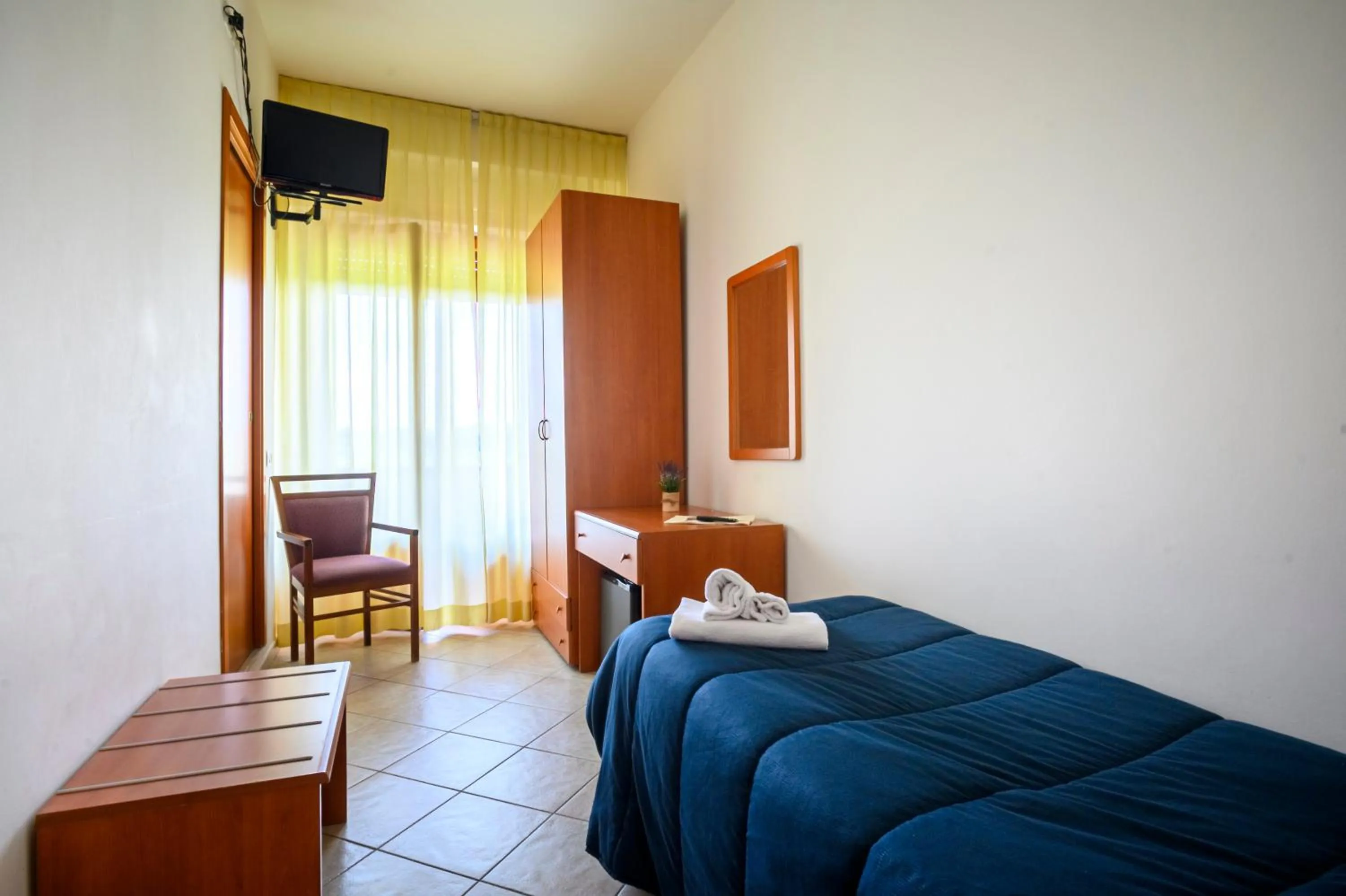 Communal lounge/ TV room, Bed in Hotel Vico Alto Siena