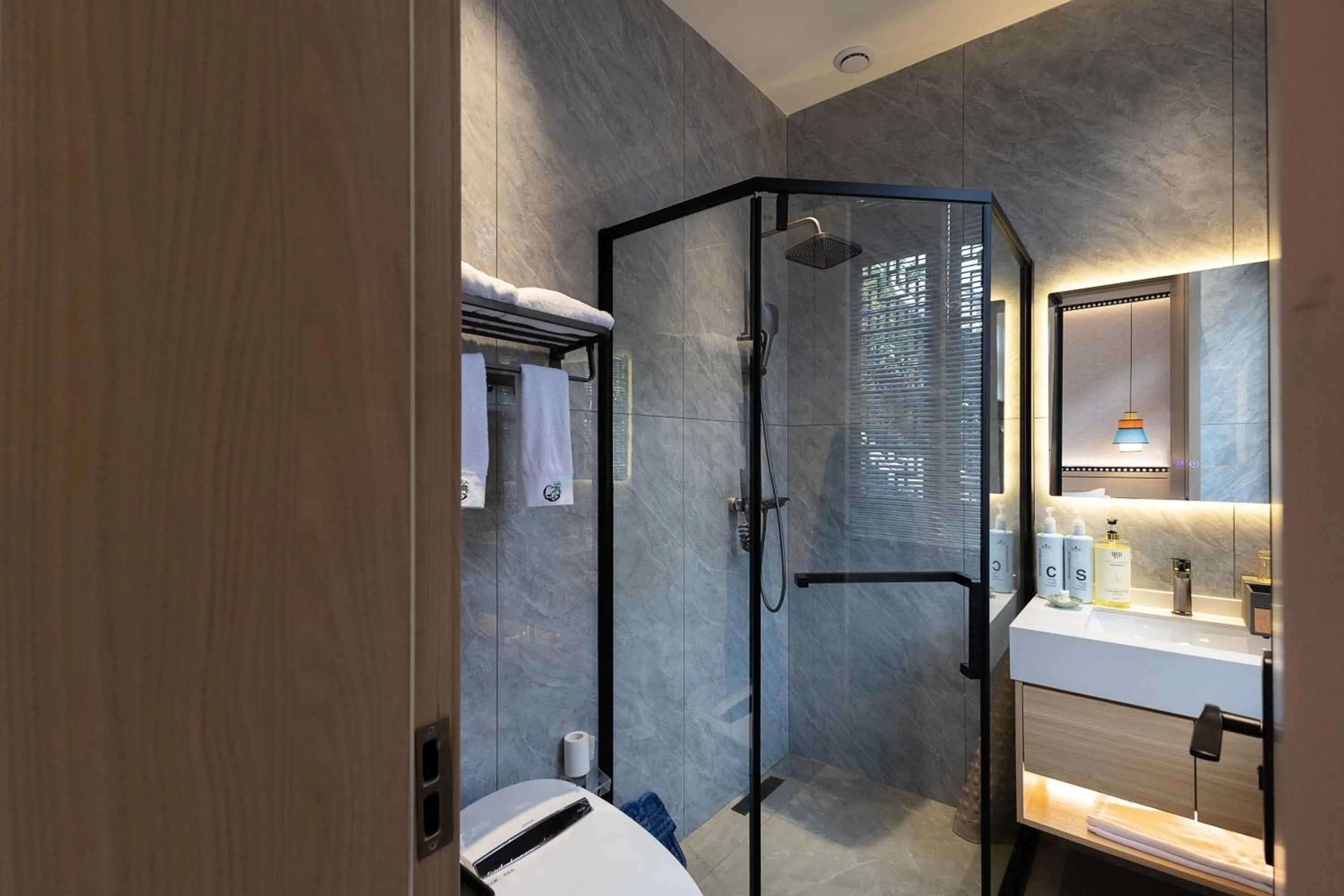 Shower in Xishu Garden Inn - Travel Agency service - Car Rent service - English Speaking