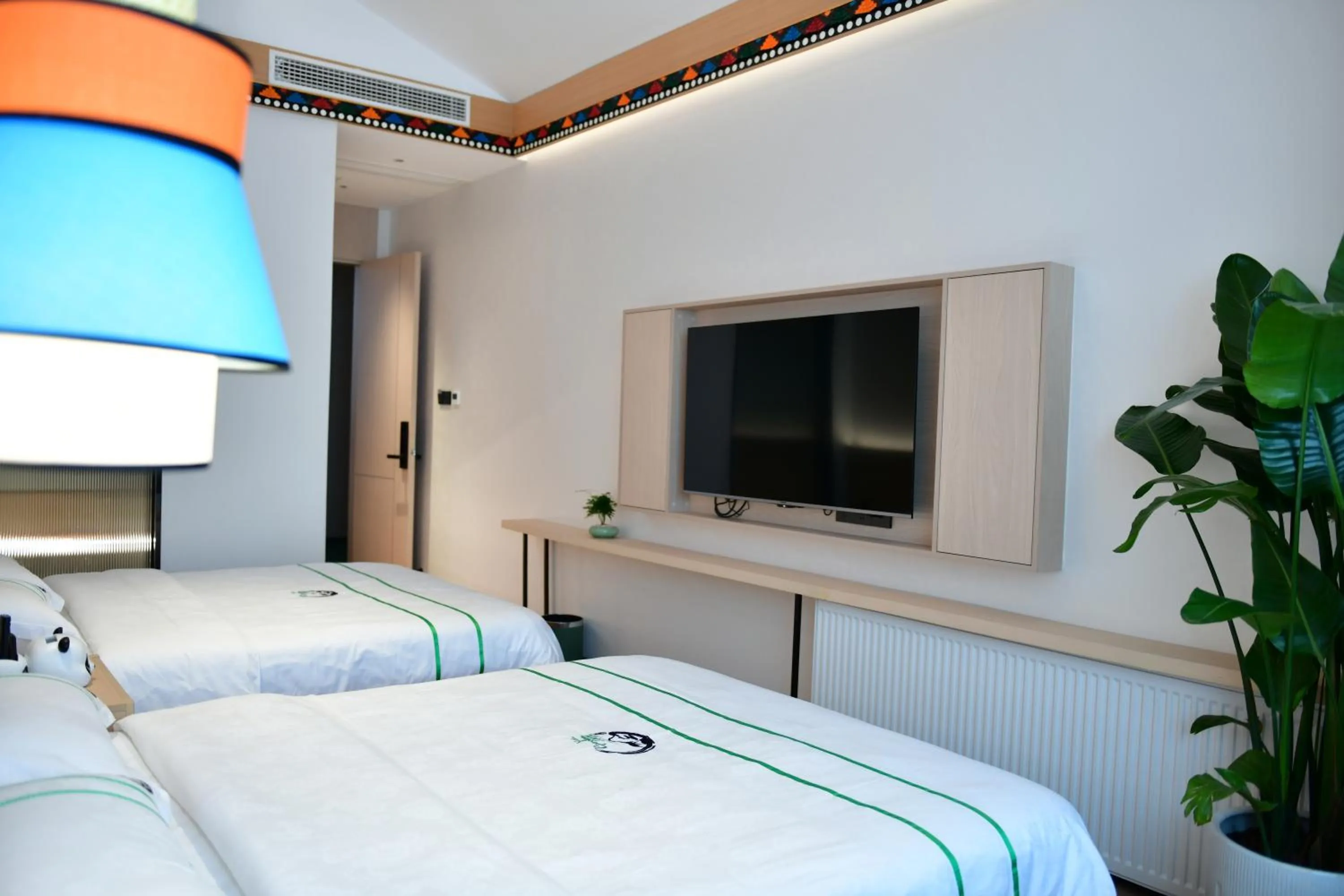 TV and multimedia, Bed in Xishu Garden Inn - Travel Agency service - Car Rent service - English Speaking