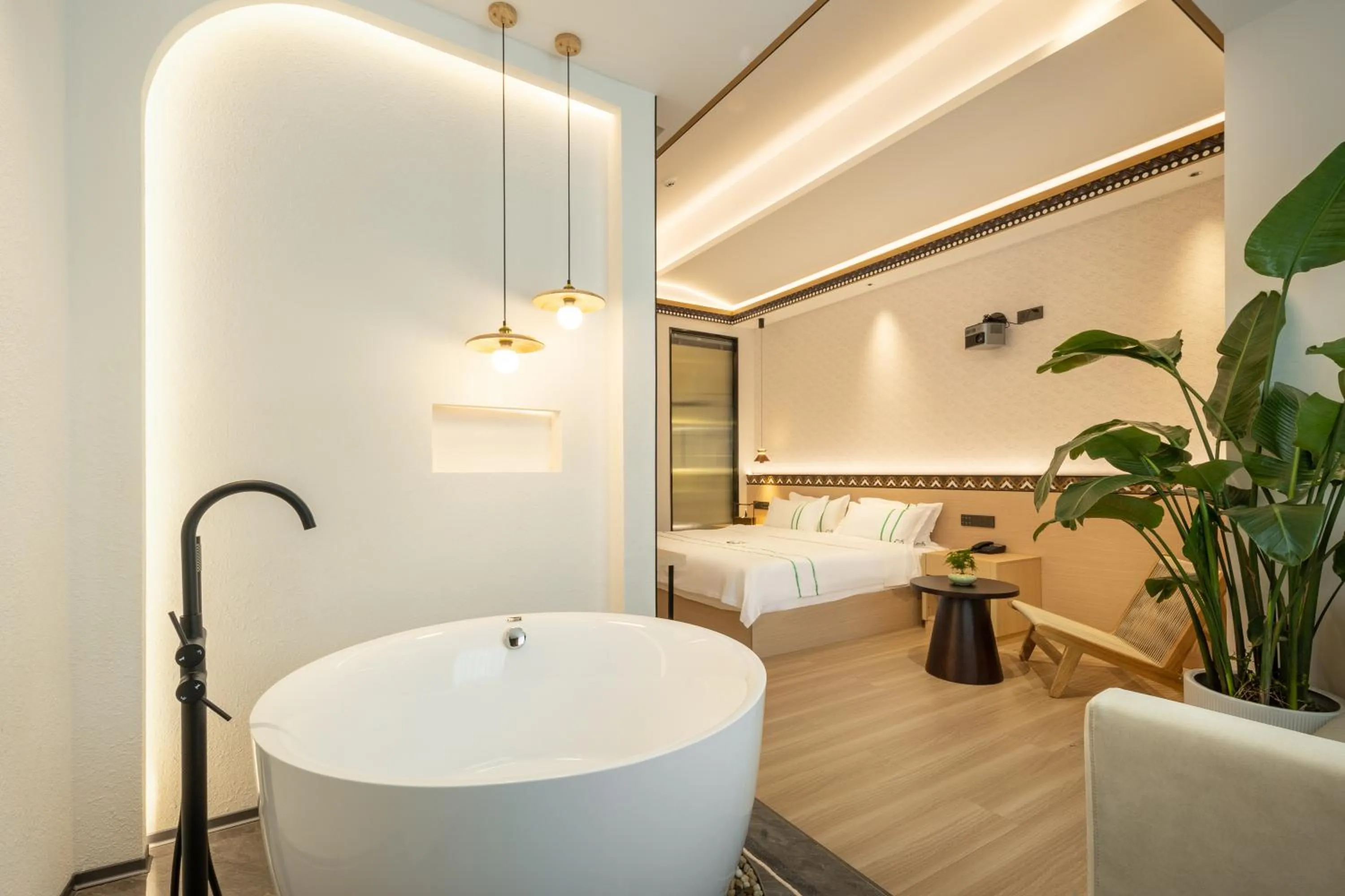 Hot Tub, Bed in Xishu Garden Inn - Travel Agency service - Car Rent service - English Speaking