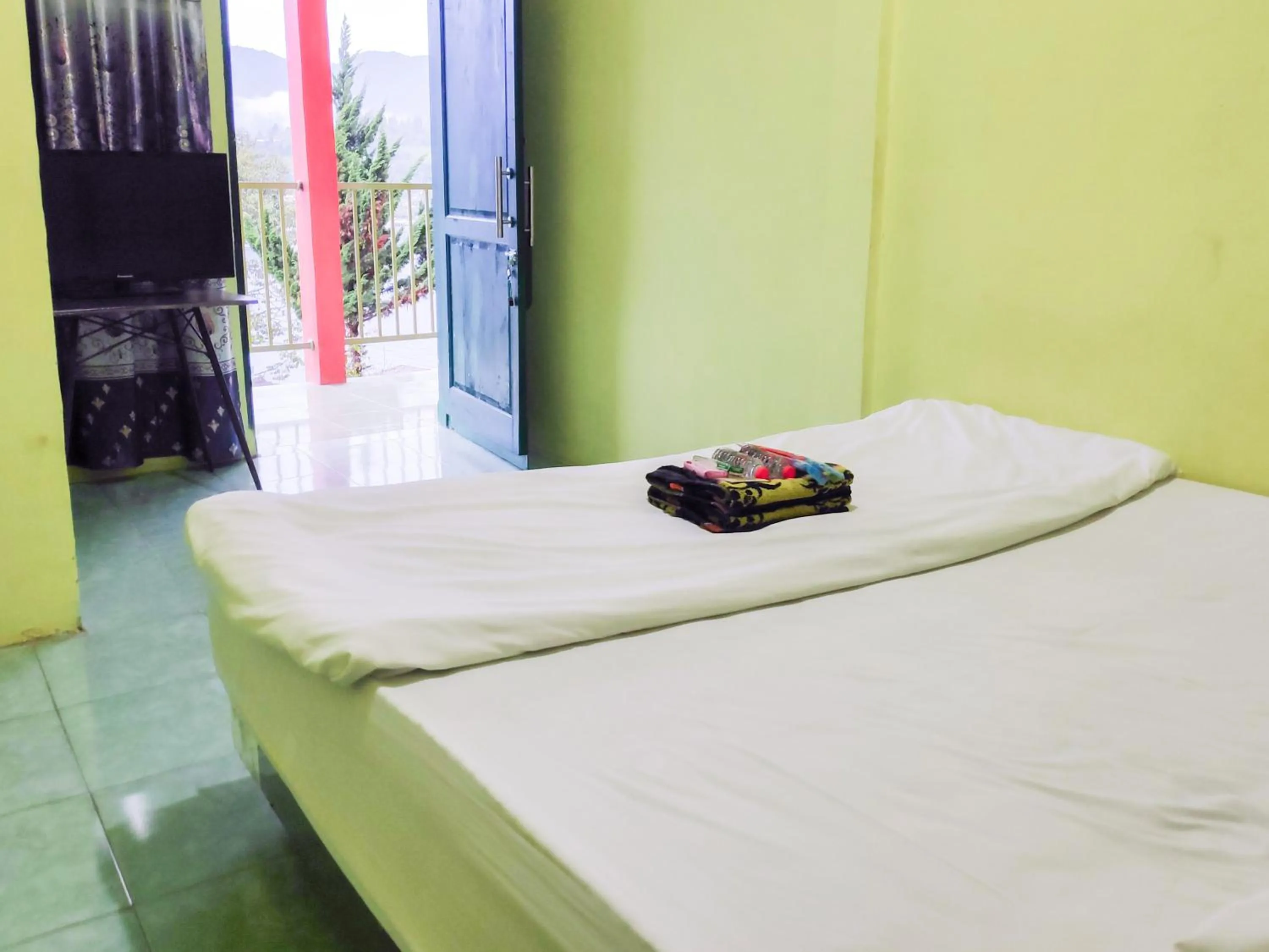 Bedroom, Bed in RedDoorz near Pelabuhan Ajibata Parapat