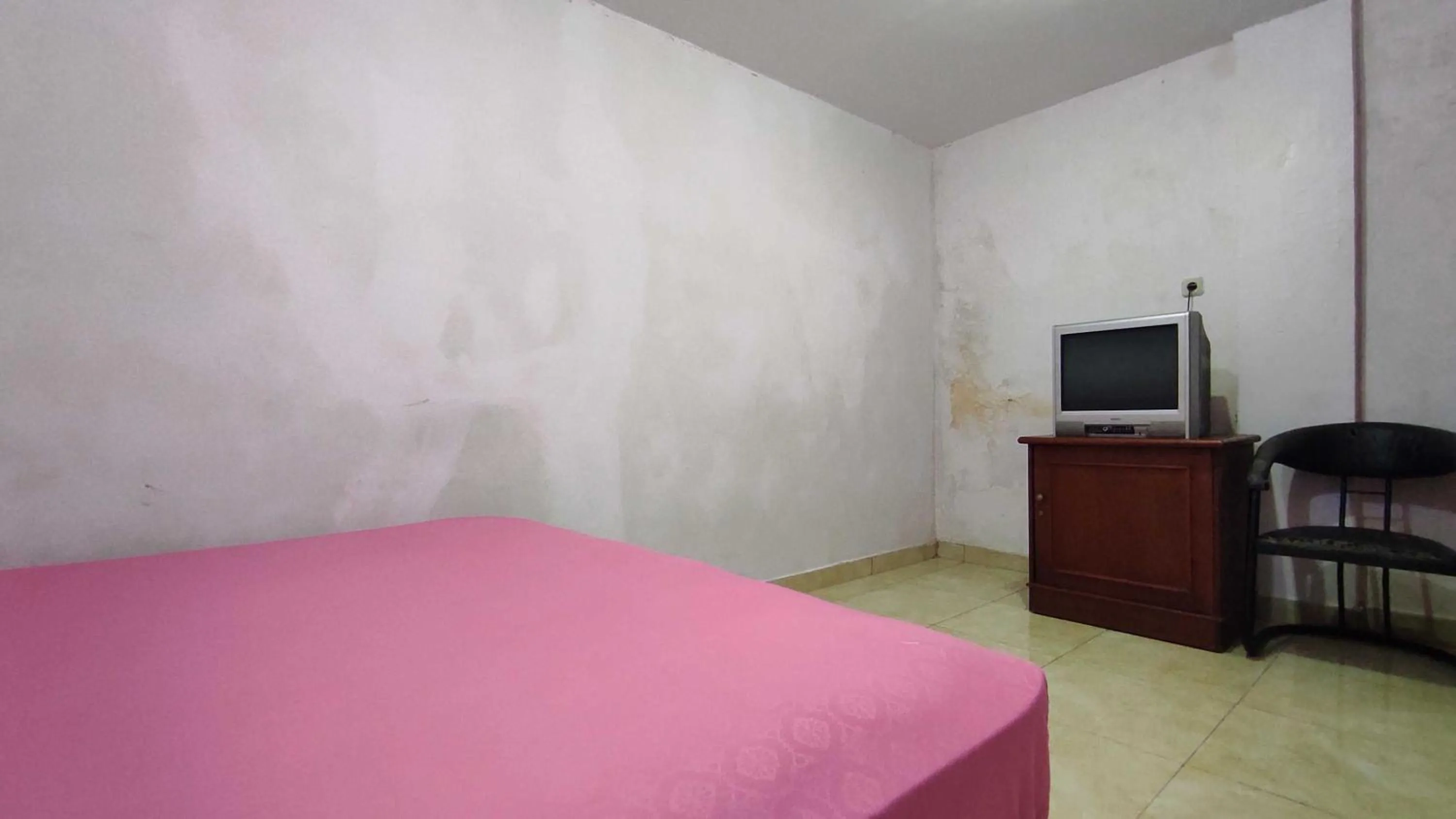 Bedroom, Bed in Hotel O Homestay Aqsa