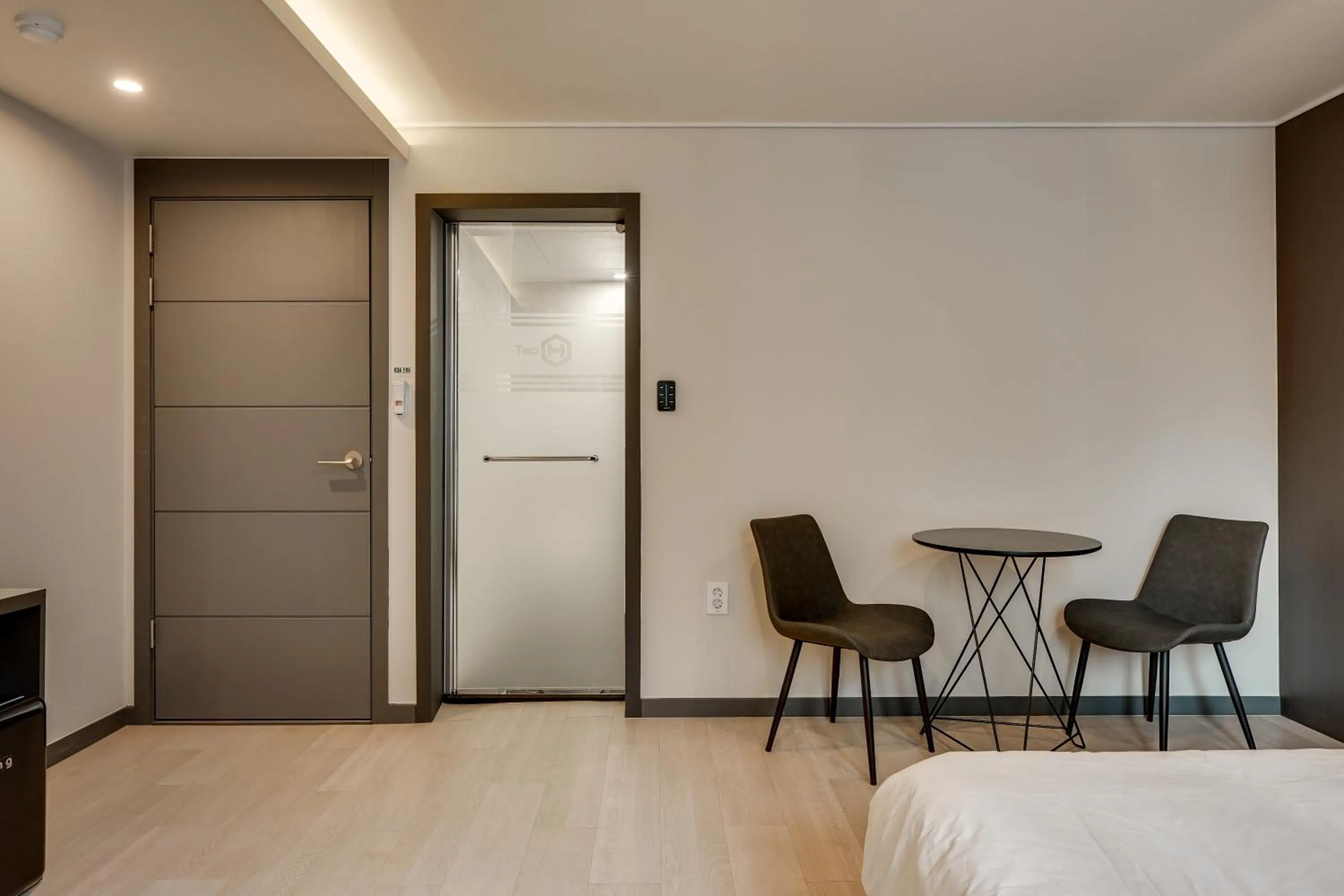 Photo of the whole room, Bed in Two H Hotel