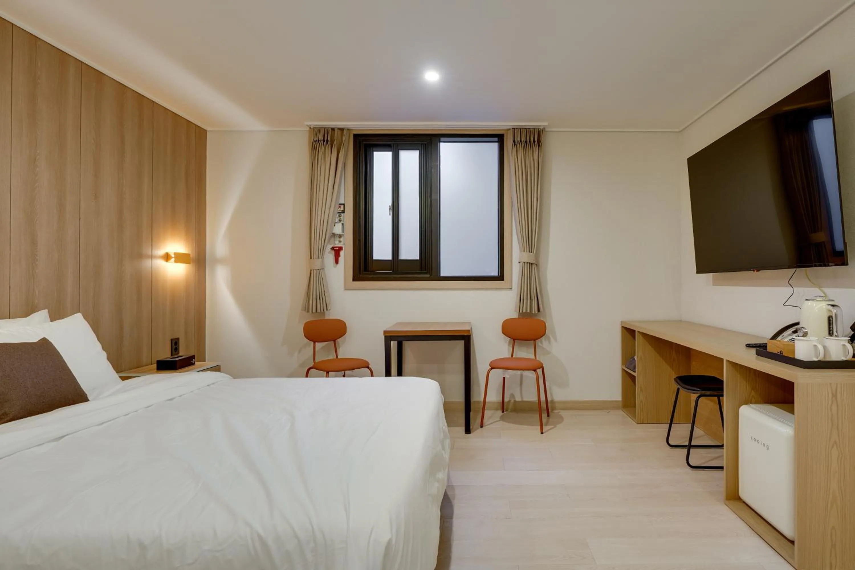 Photo of the whole room, Bed in Two H Hotel