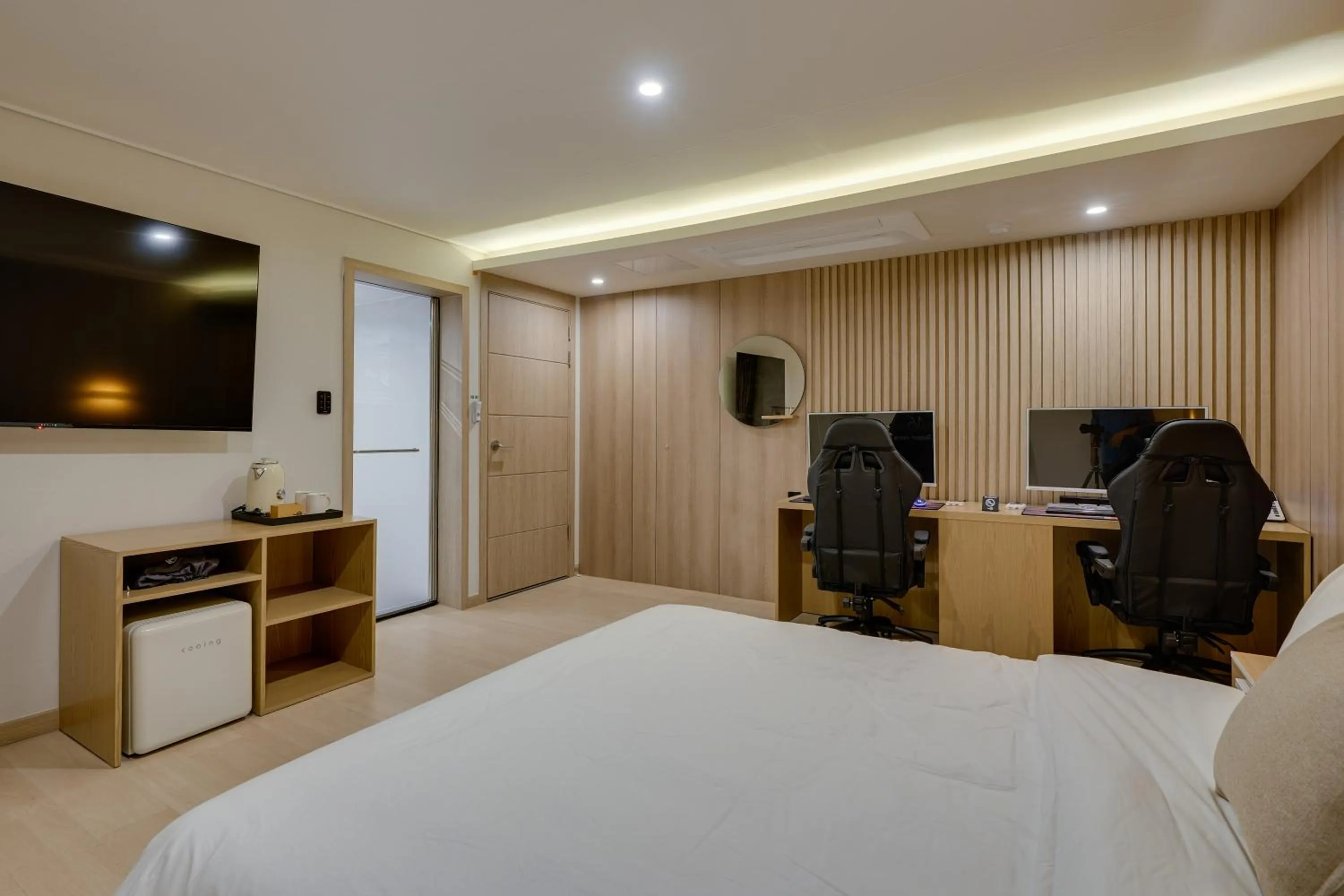 Photo of the whole room, Bed in Two H Hotel