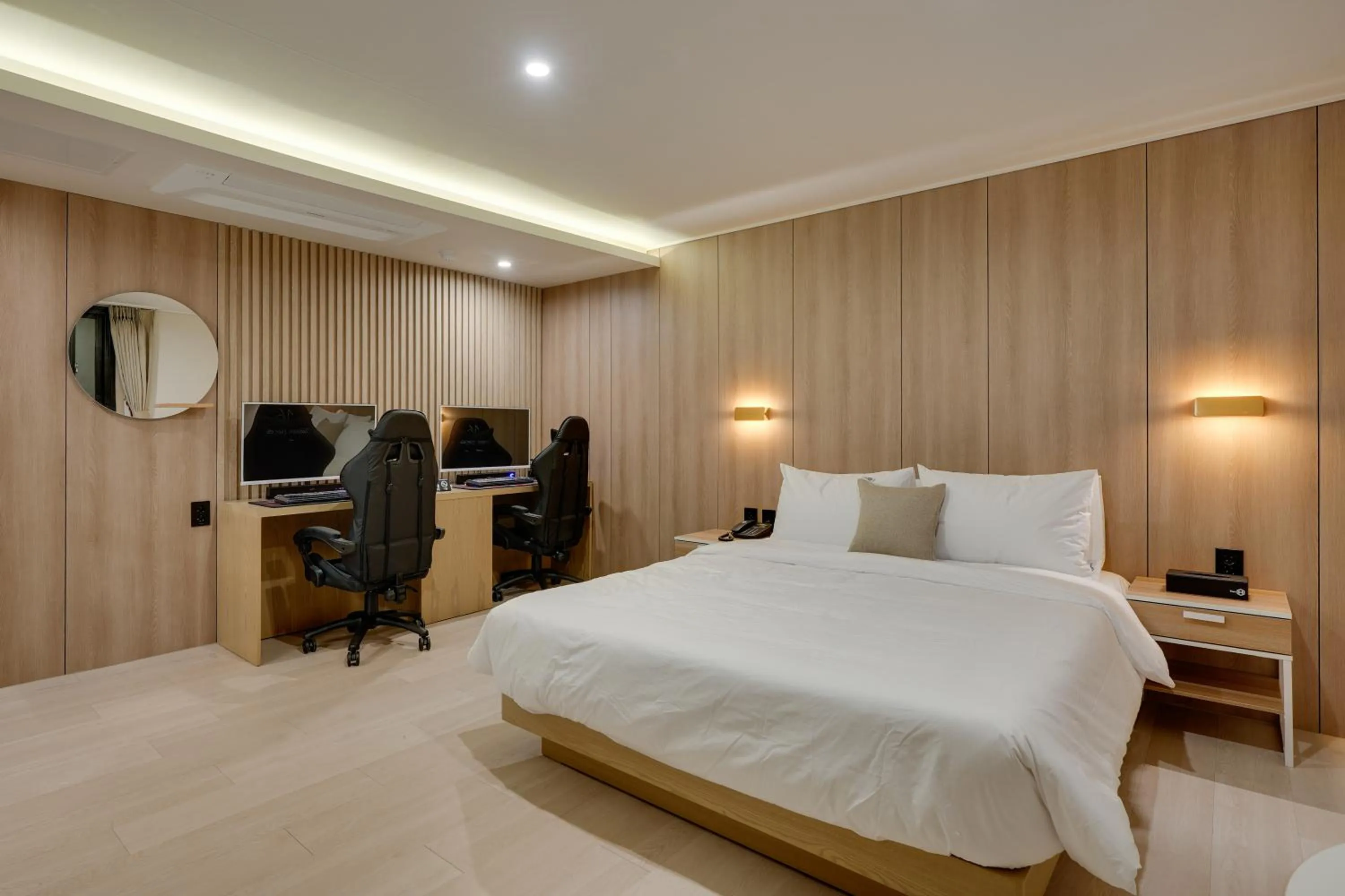 Photo of the whole room, Bed in Two H Hotel