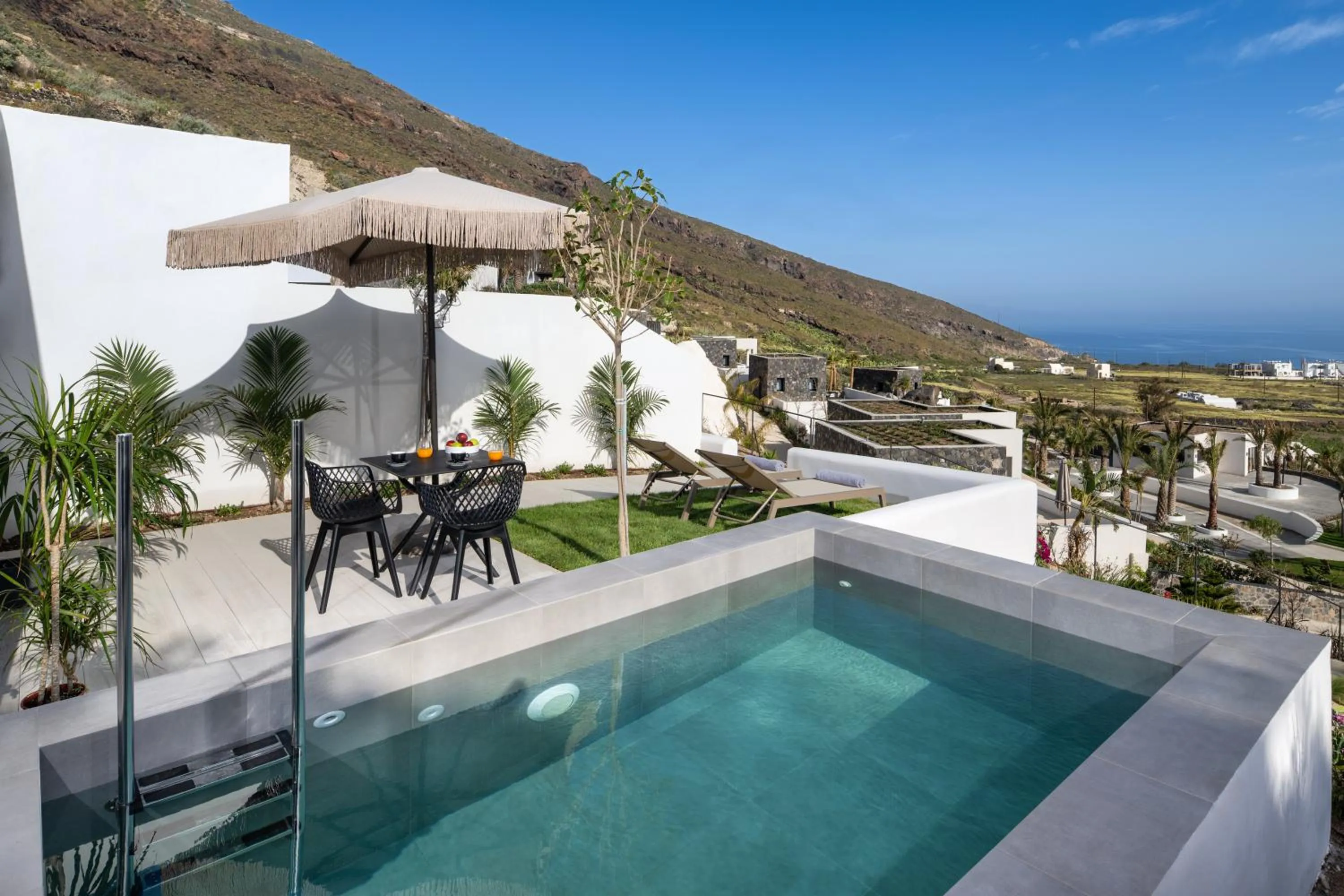 Swimming pool in Palm Island Suites