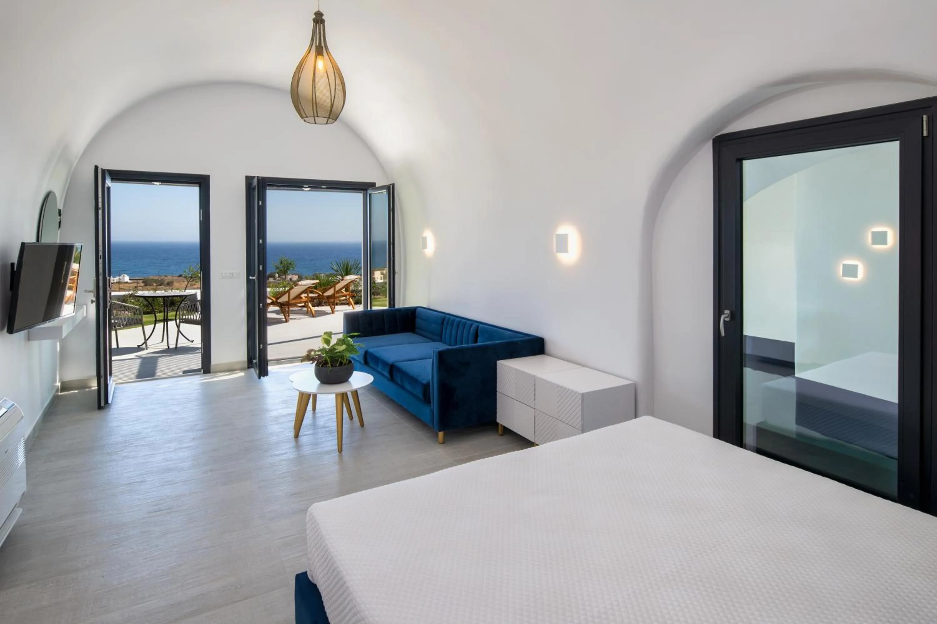 Photo of the whole room, Bed in Palm Island Suites