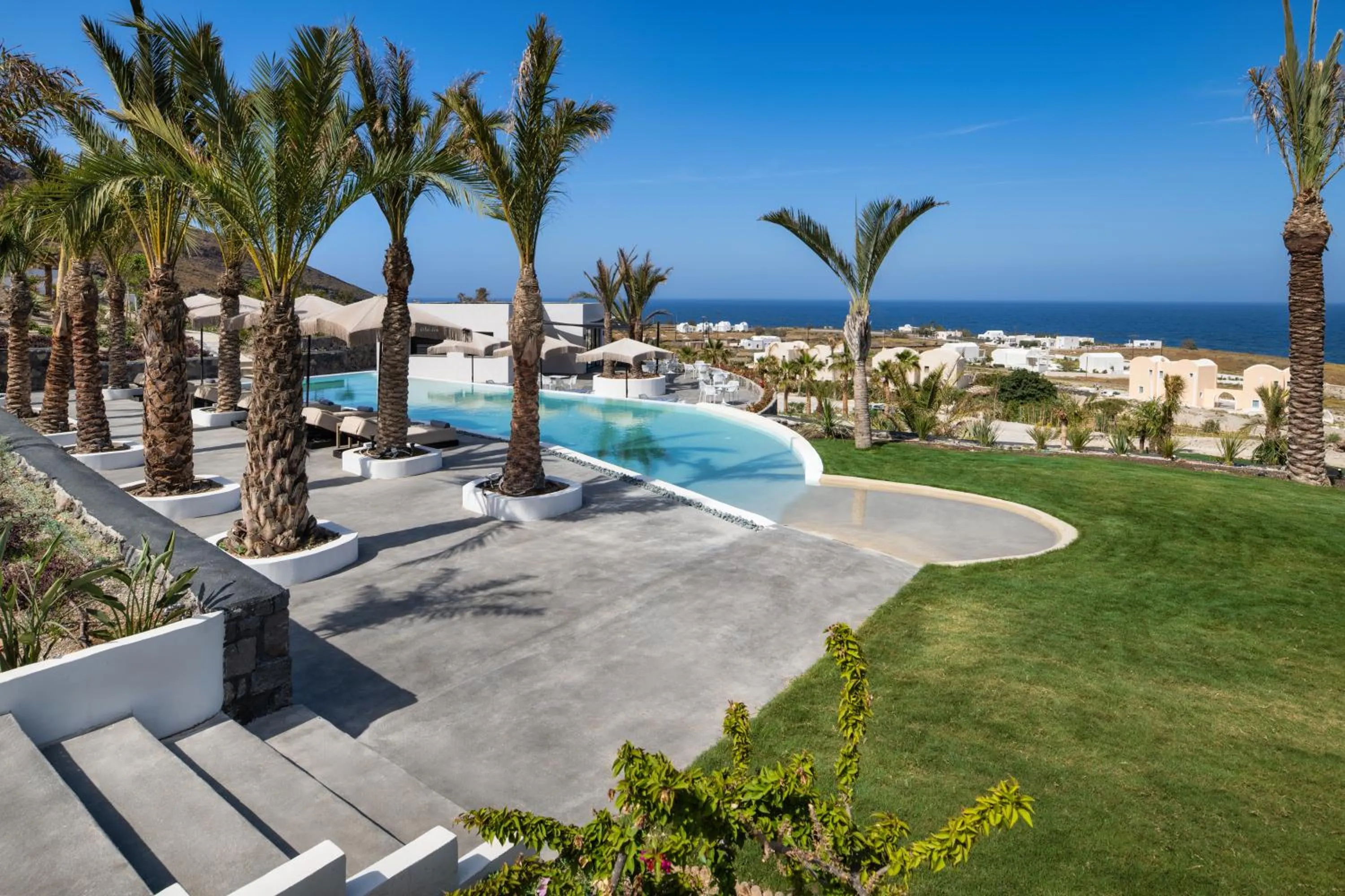 Swimming pool in Palm Island Suites