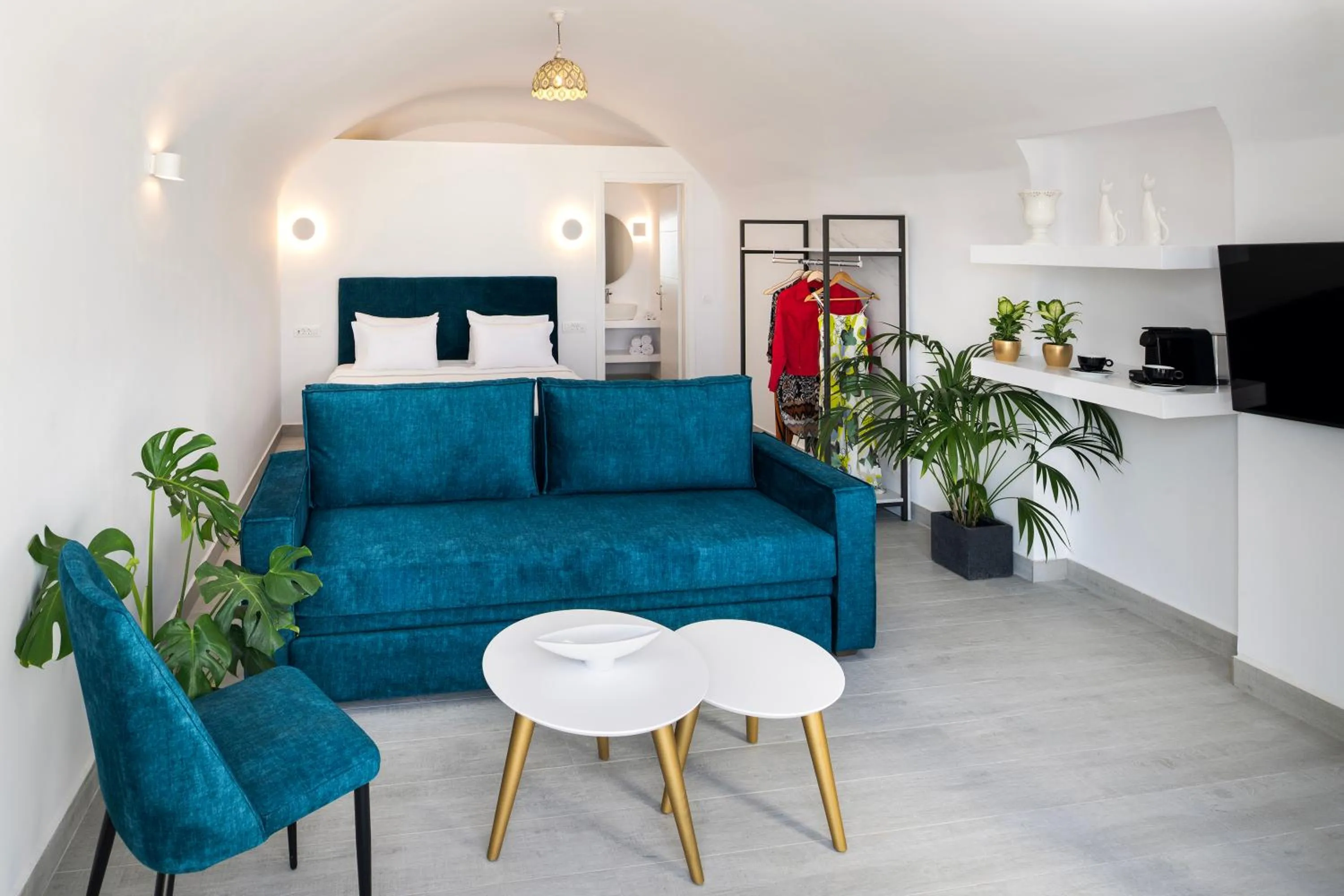 Seating area, Bed in Palm Island Suites