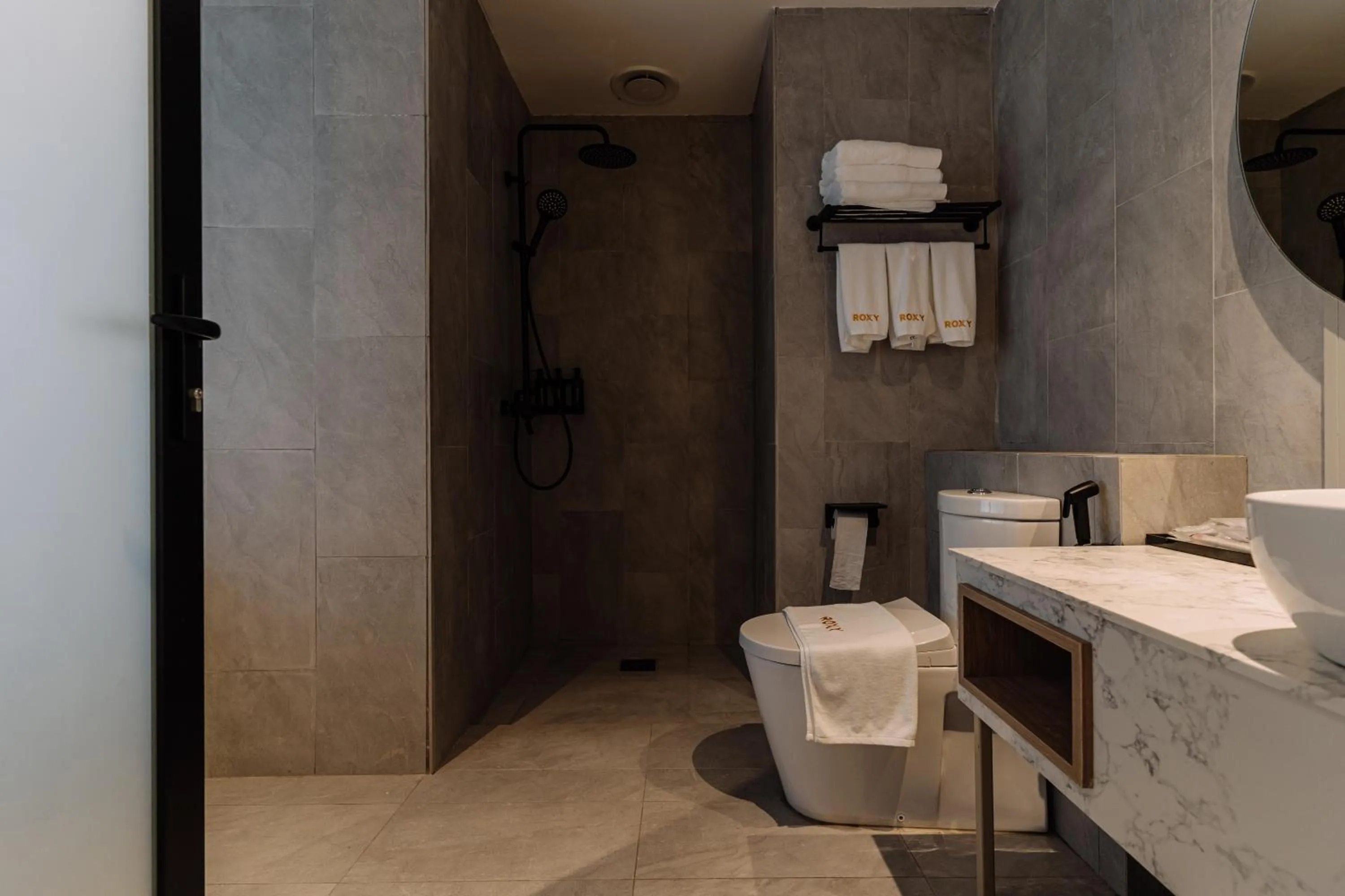 Bathroom in Impiana by Roxy Hotel