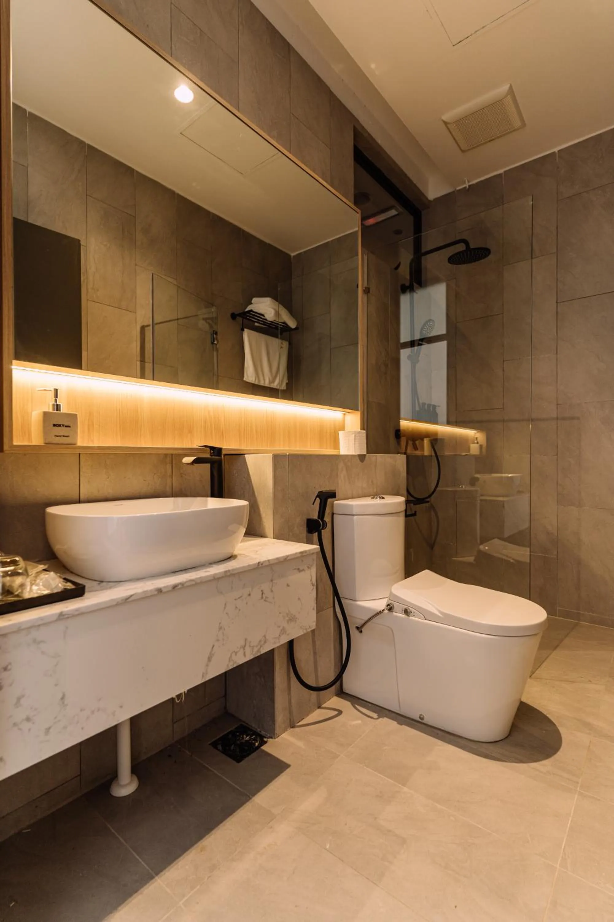 Bathroom in Impiana by Roxy Hotel