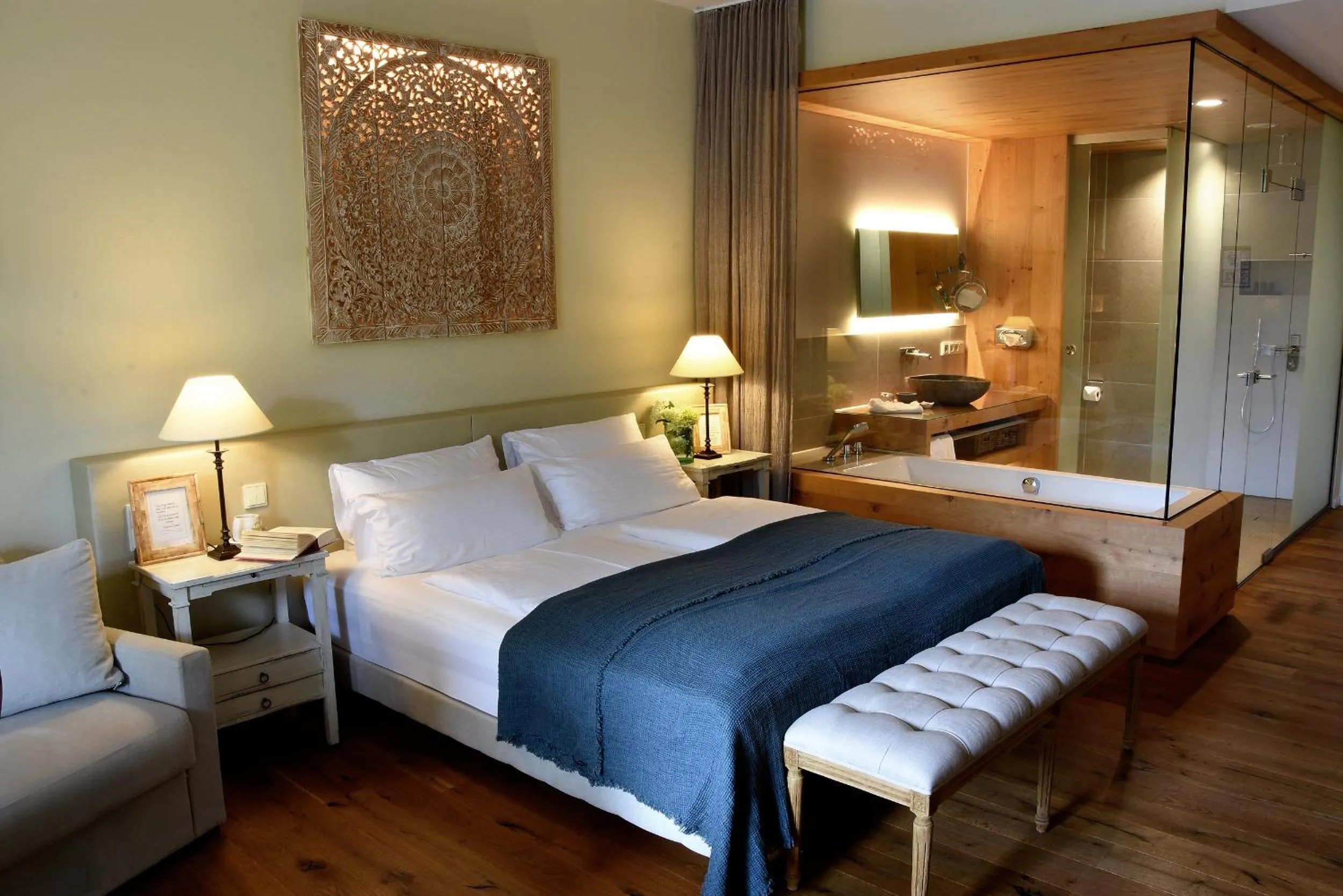 Bed in Wellnessgarten-Hotel