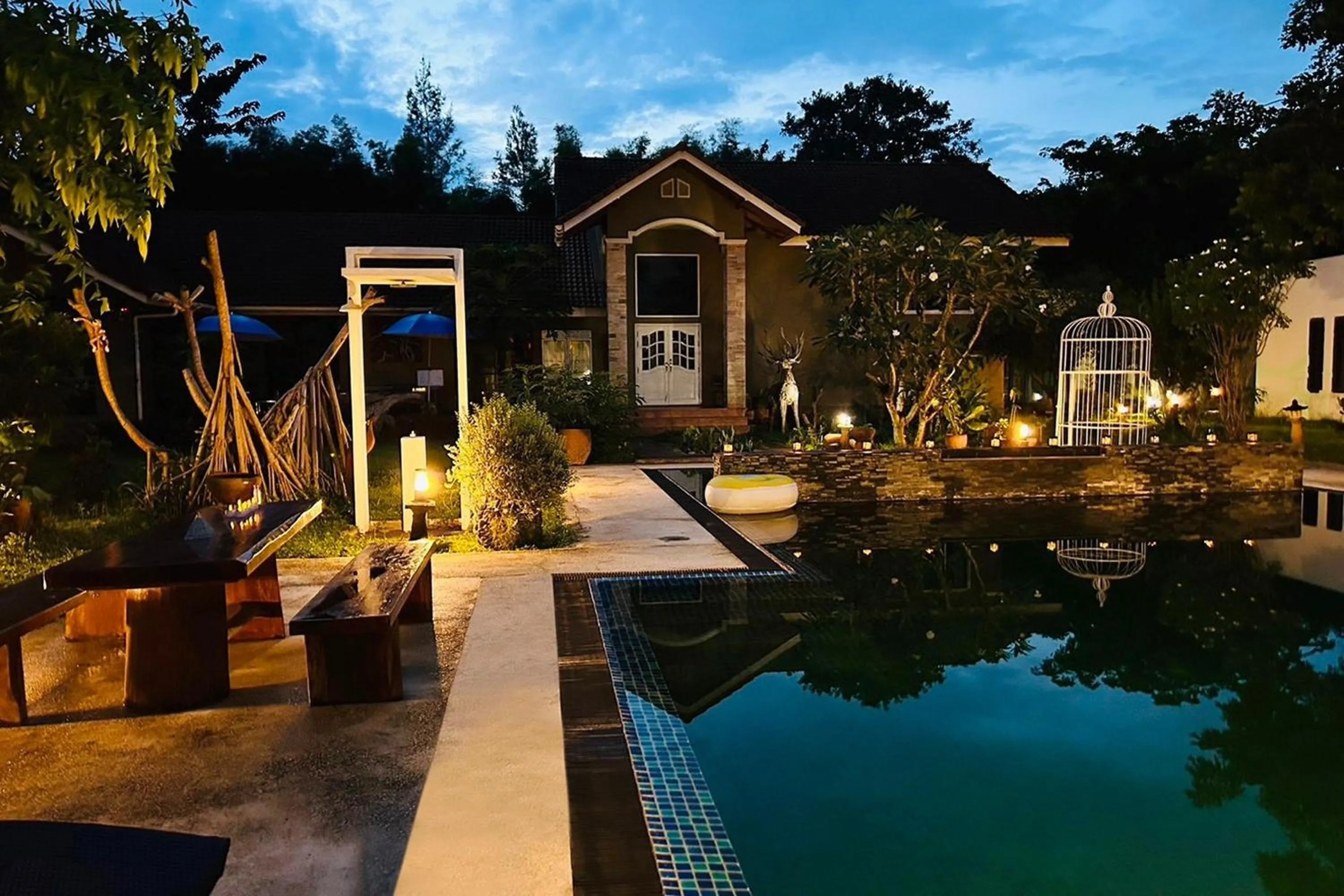 Swimming pool in Thai Good Arts Resort