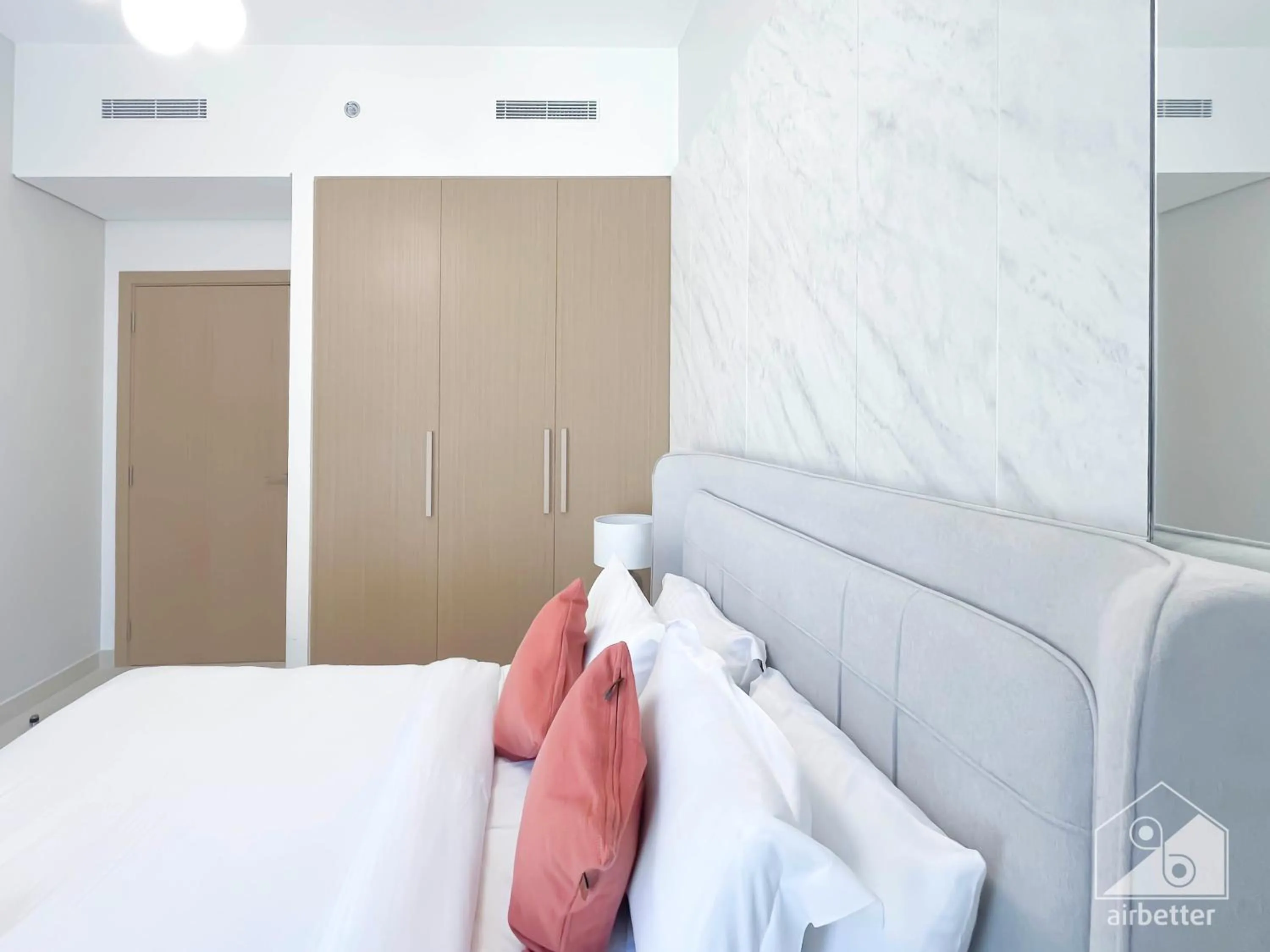 Bed in Luxurious stay Dubai Creek Balcony & View