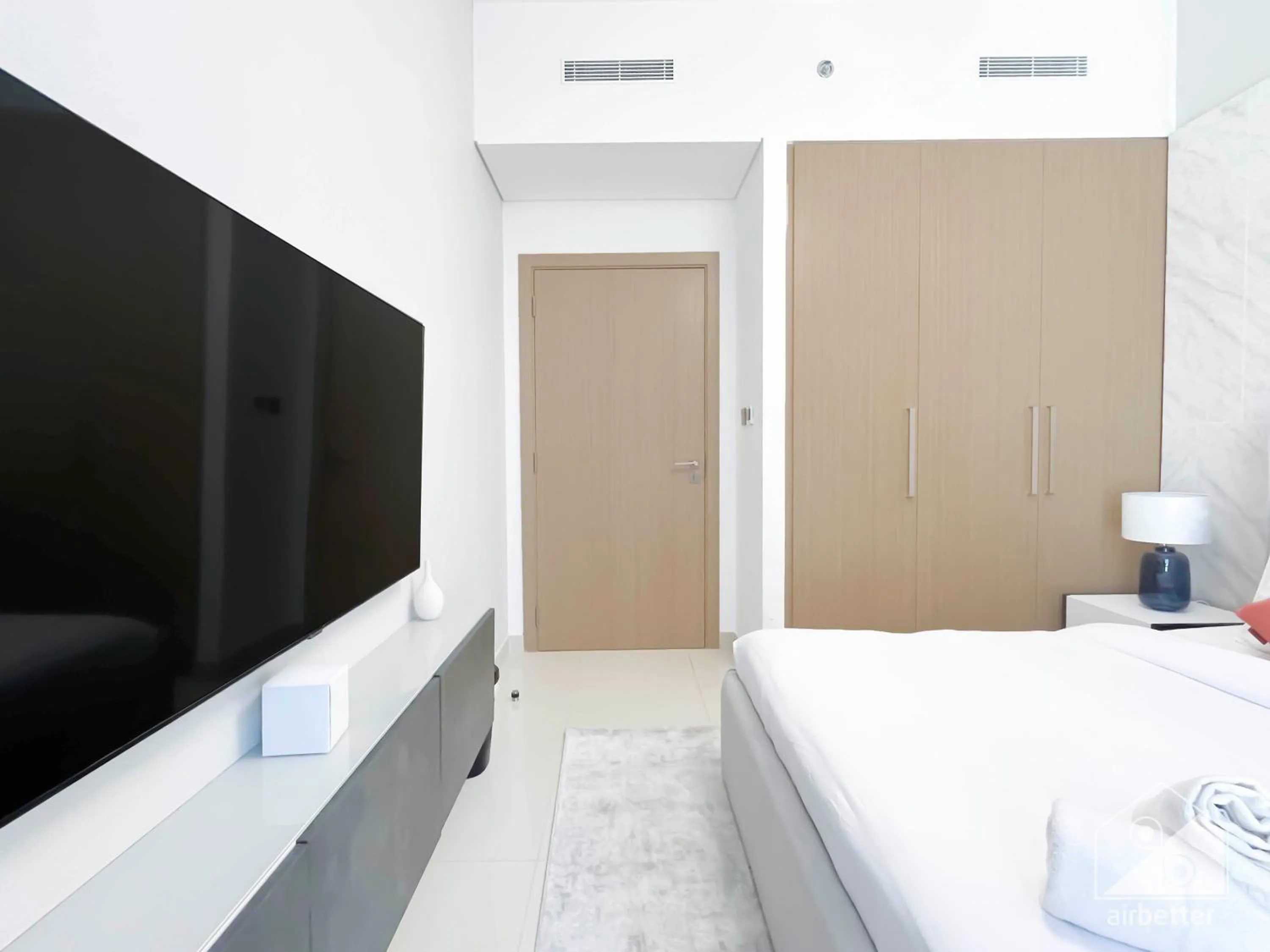 Bed in Luxurious stay Dubai Creek Balcony & View