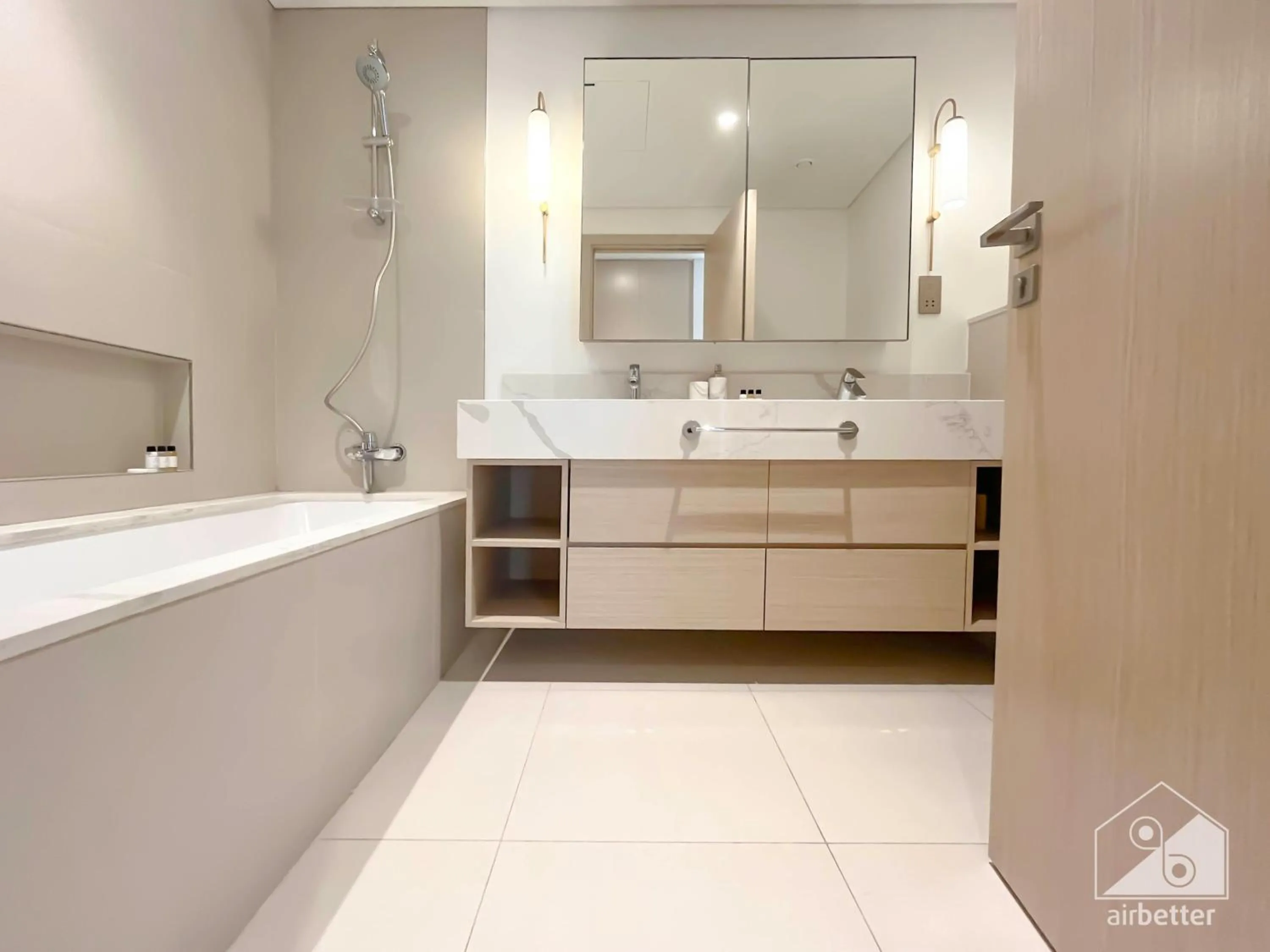 Luxurious stay Dubai Creek Balcony & View