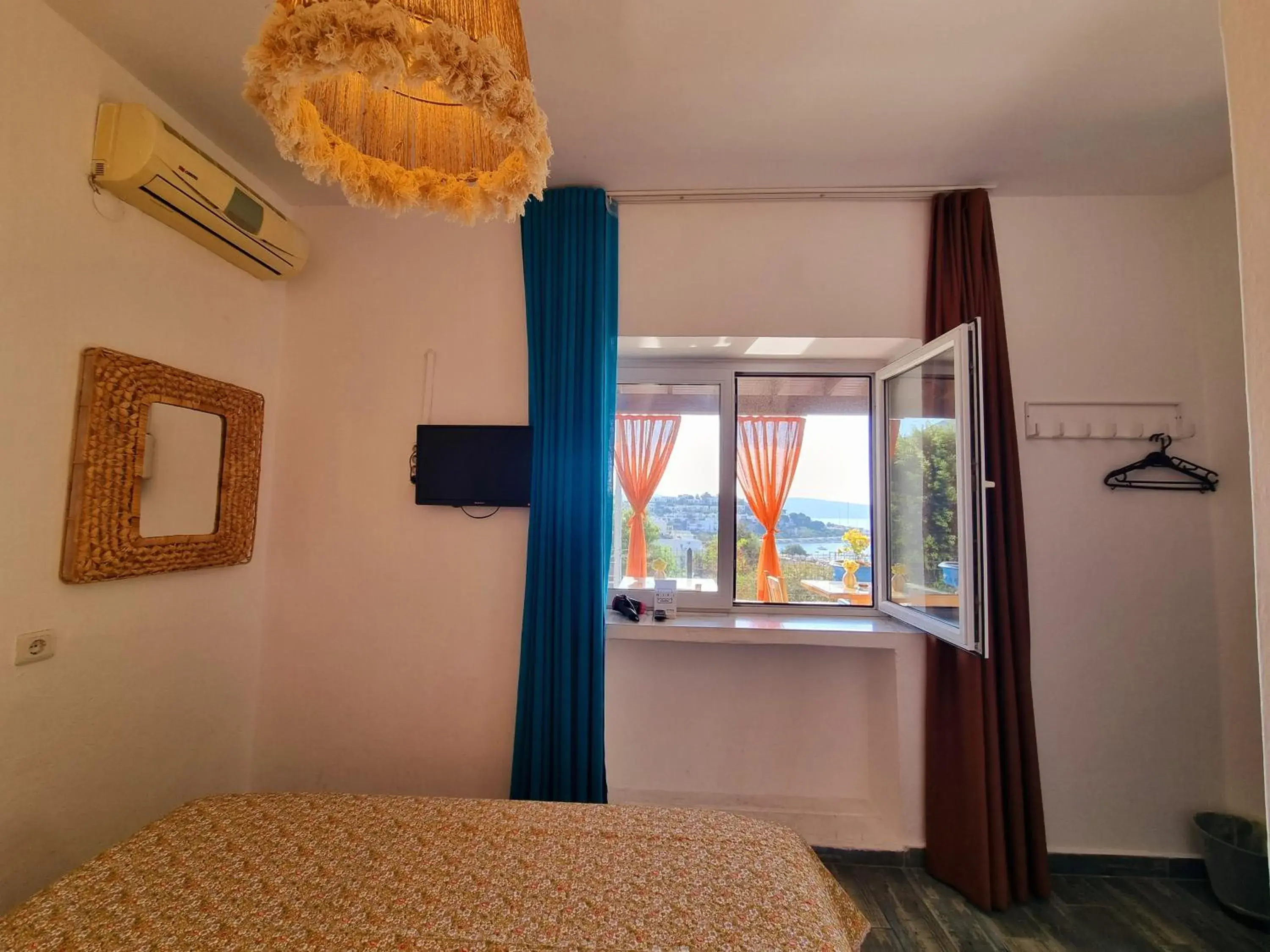 Double Room with Sea View in Kumbahçe Fethiye Hanım Pansiyon BODRUM Double Room with Sea View in Kumbahçe Fethiye Hanım Pansiyon BODRUM