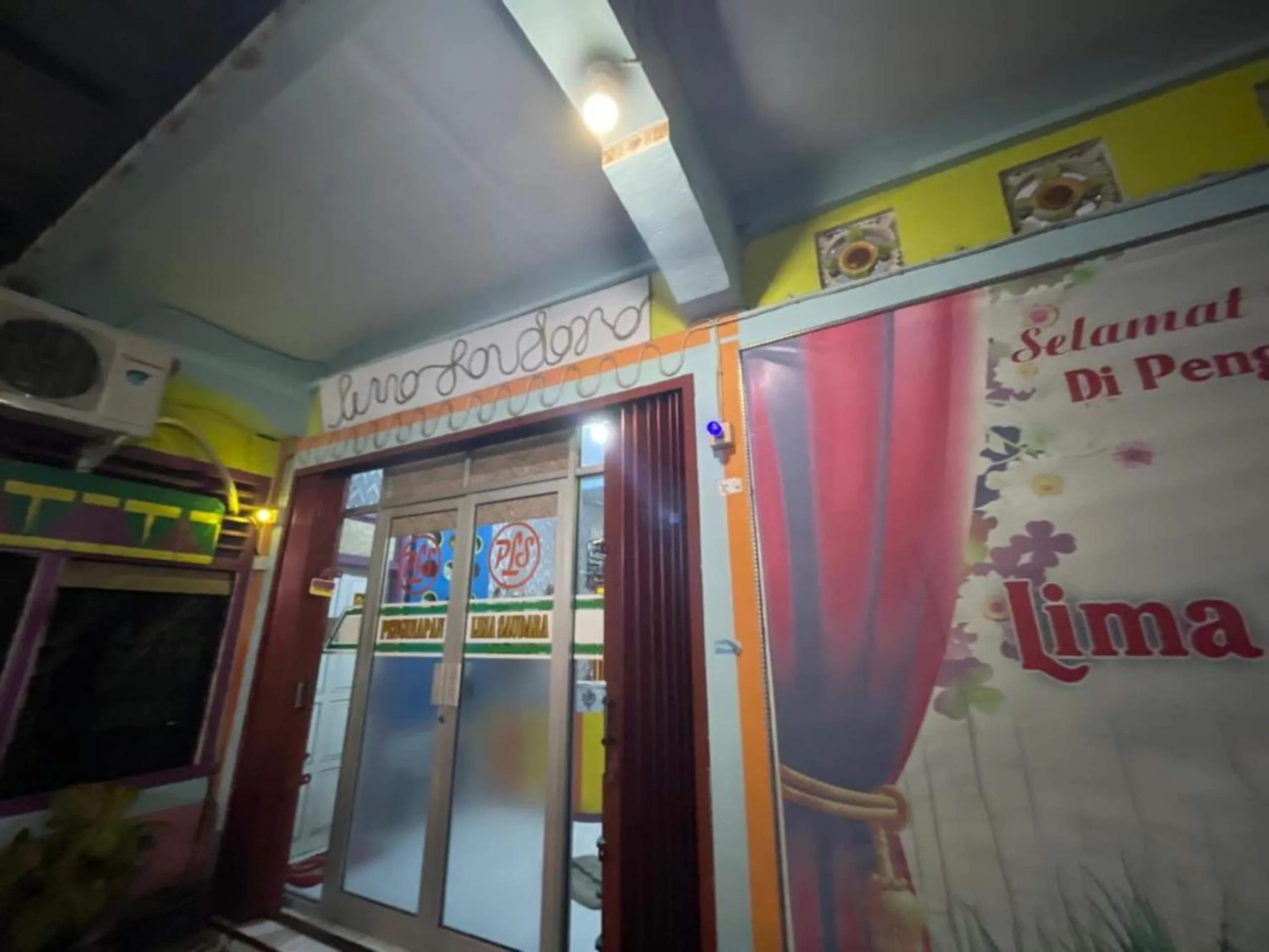 Facade/entrance in Hotel O Lima Saudara Syariah