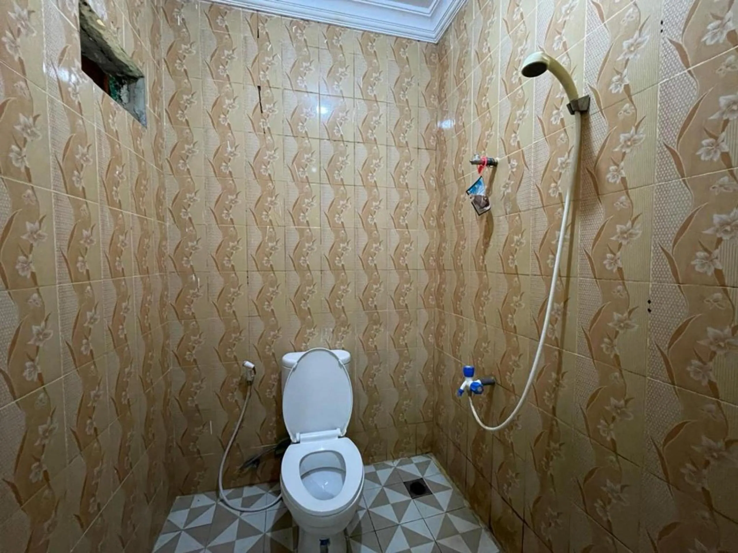 Bathroom in Hotel O Lima Saudara Syariah