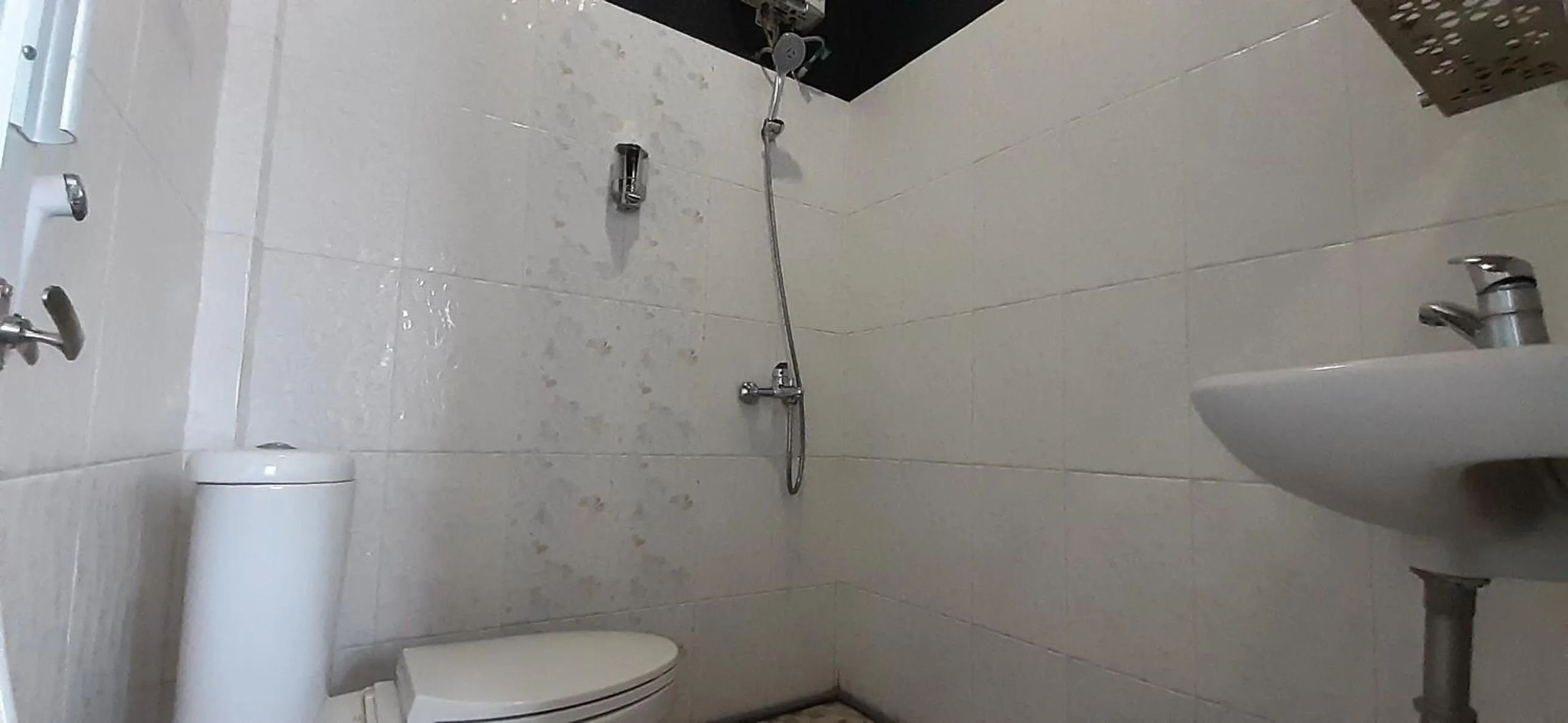 Bathroom in Hotel O Lima Saudara Syariah