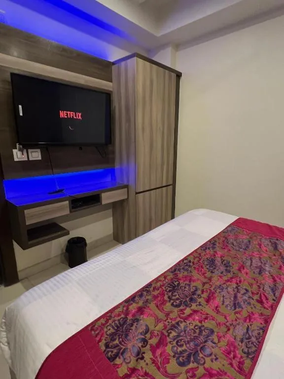 TV and multimedia, Bed in Hotel Apple Inn & Suites, New Delhi