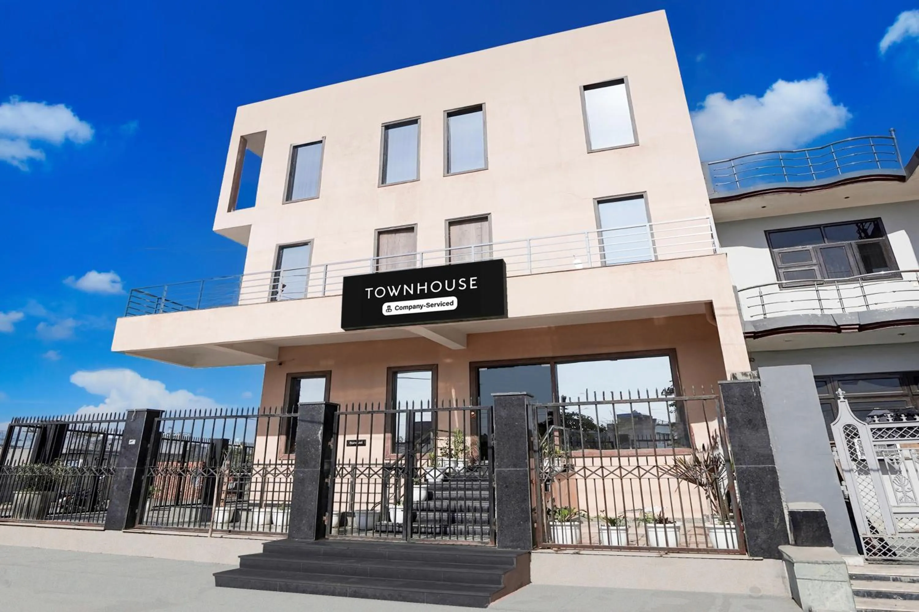 Facade/entrance in Townhouse Taj Mahal East Gate Formerly Royal Empire