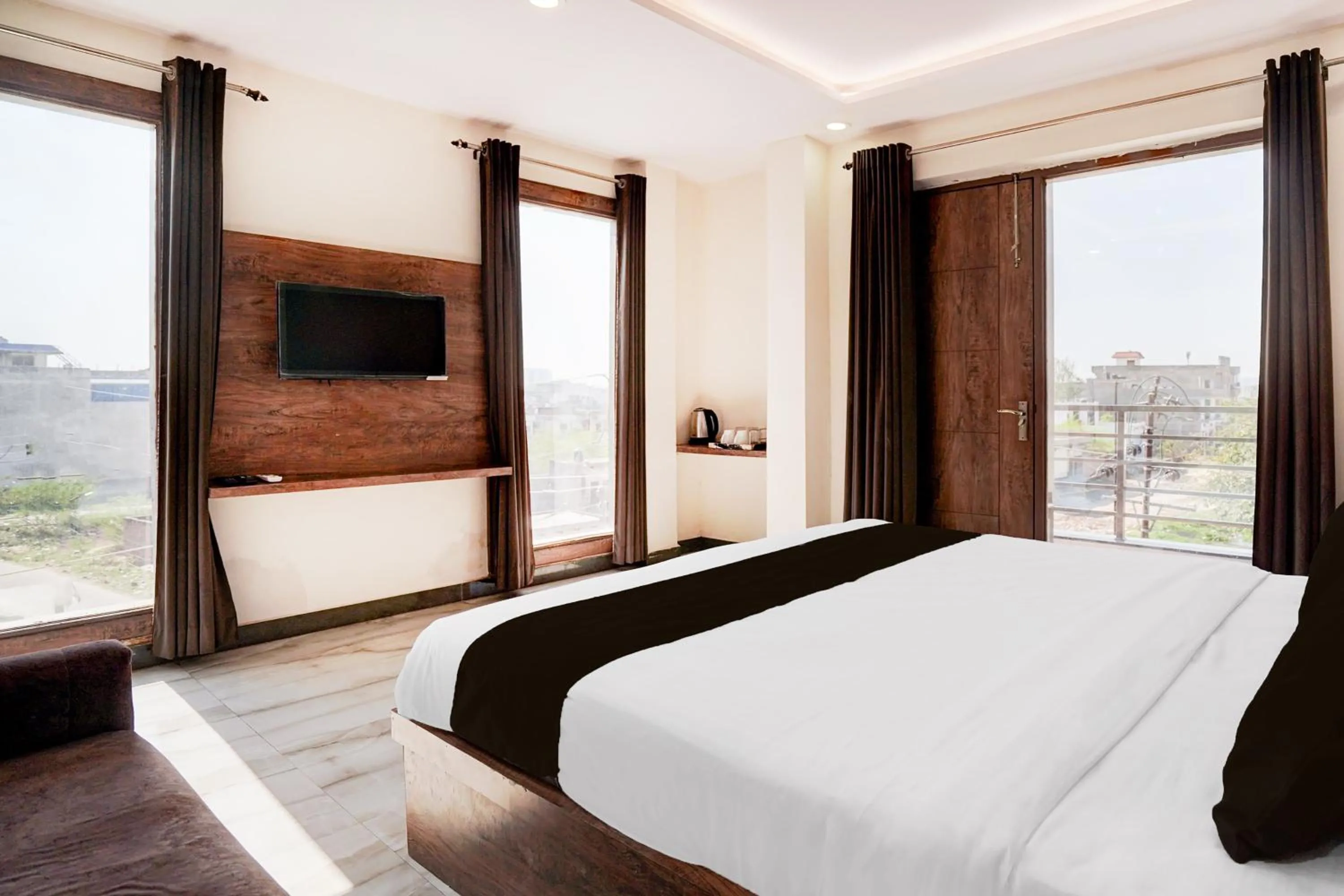 Bedroom, Bed in Townhouse Taj Mahal East Gate Formerly Royal Empire