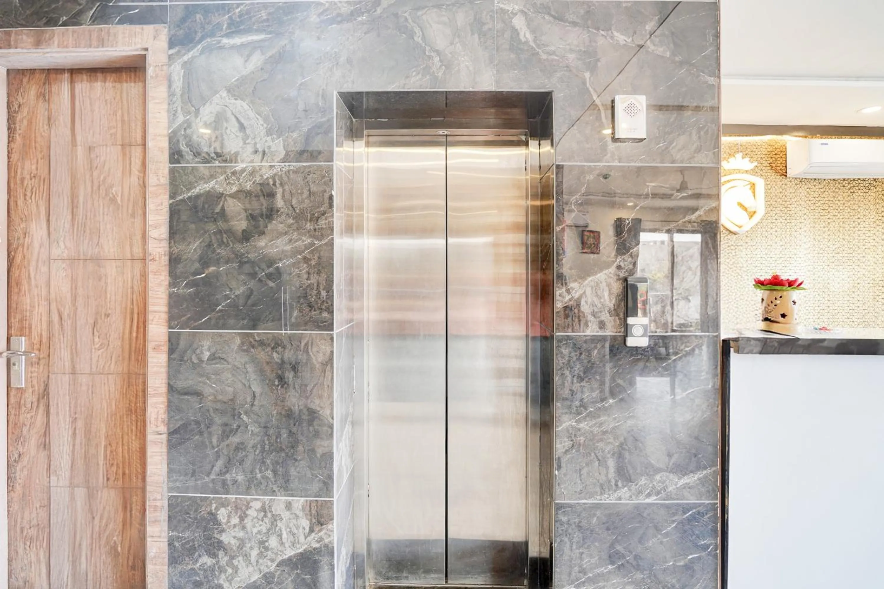 Lobby or reception in Townhouse Taj Mahal East Gate Formerly Royal Empire