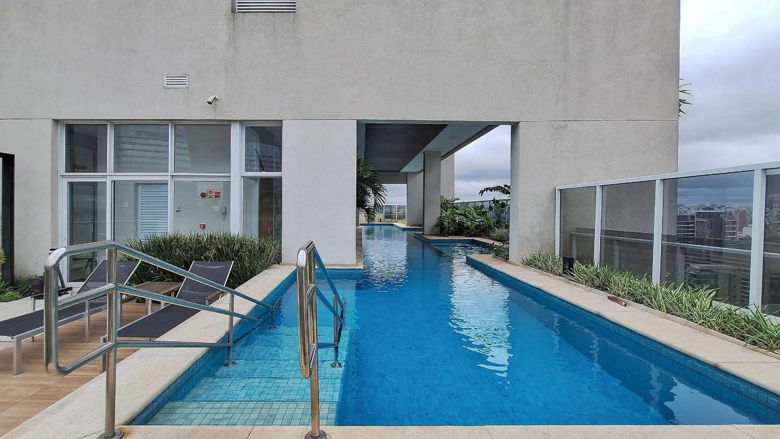 Swimming pool in One Eleven Home And Work By Helbor