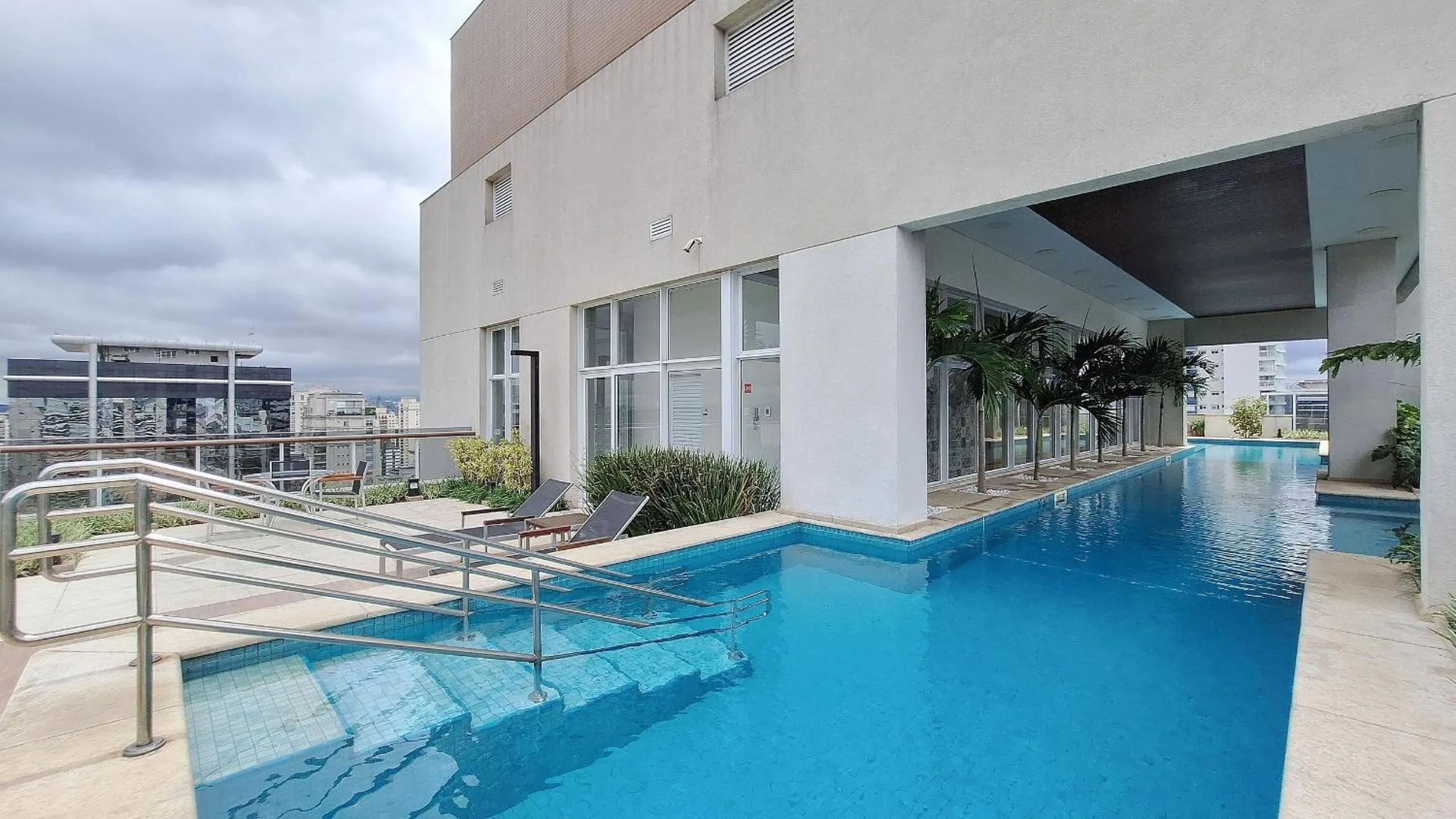 Swimming pool in One Eleven Home And Work By Helbor