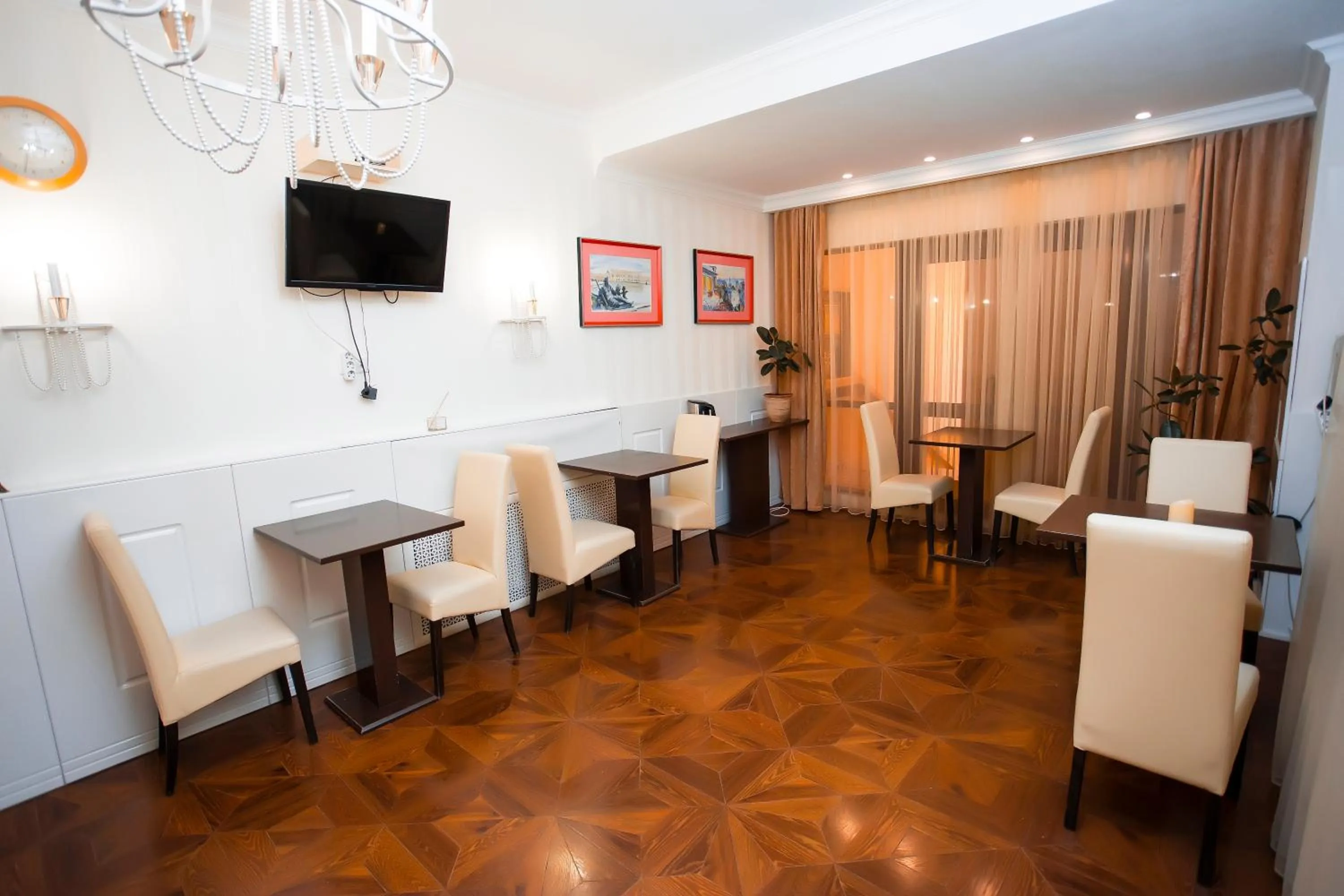 Communal lounge/ TV room in Versal Hotel