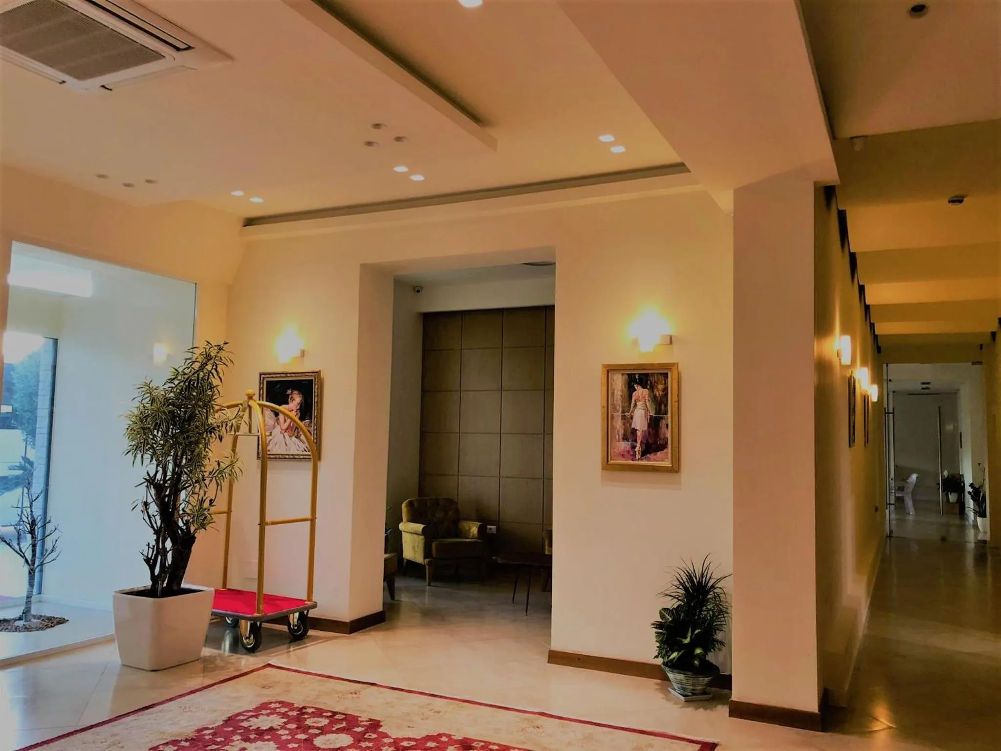 Decorative detail in Grand White City Hotel