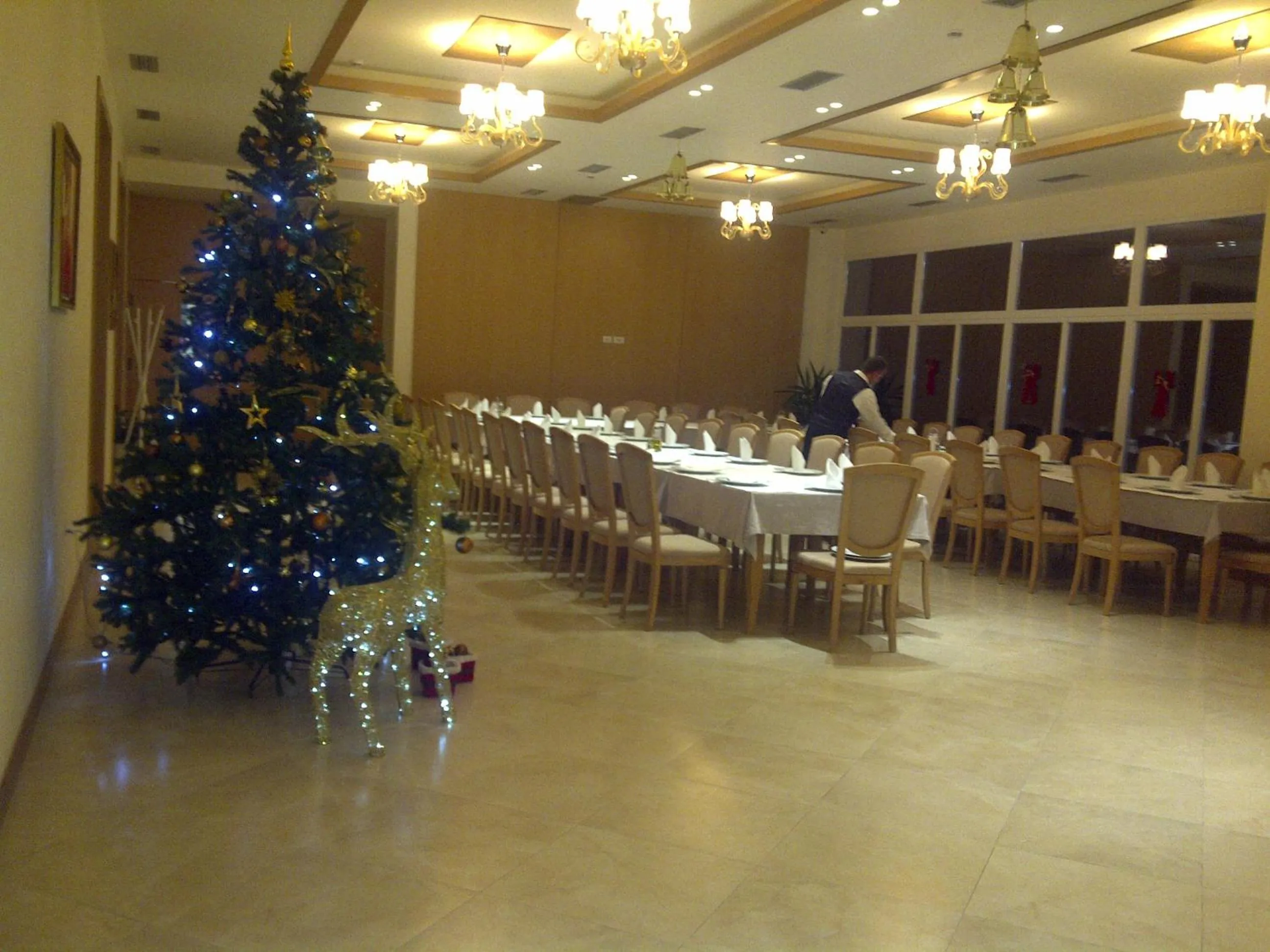 Restaurant/places to eat in Grand White City Hotel