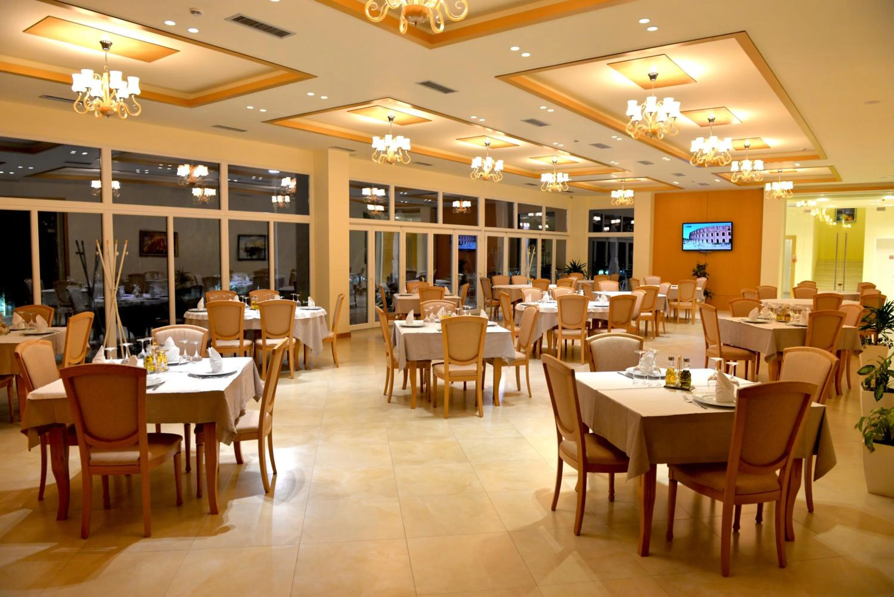 Restaurant/places to eat in Grand White City Hotel