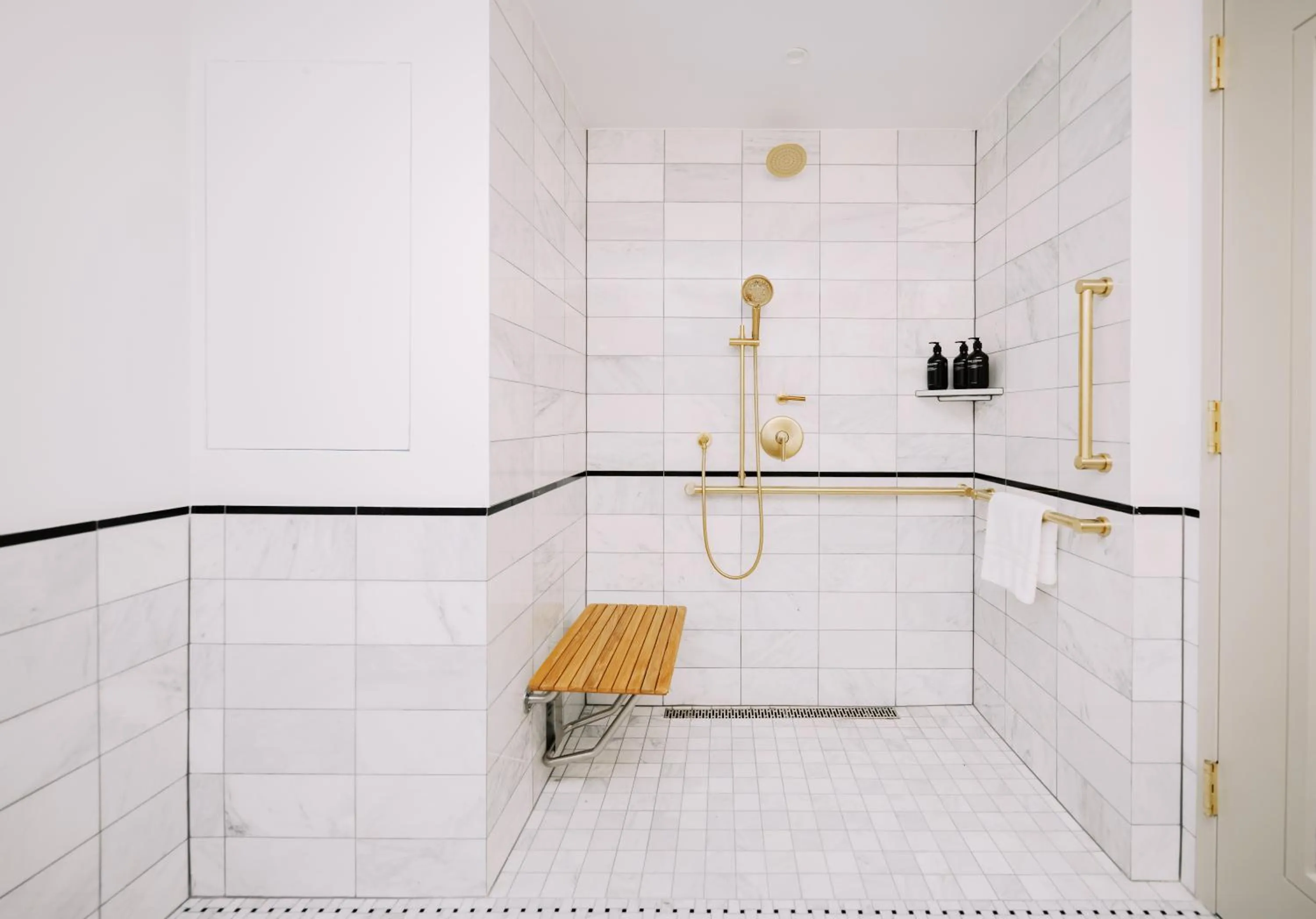 Shower in Hotel Heron Old Town Alexandria