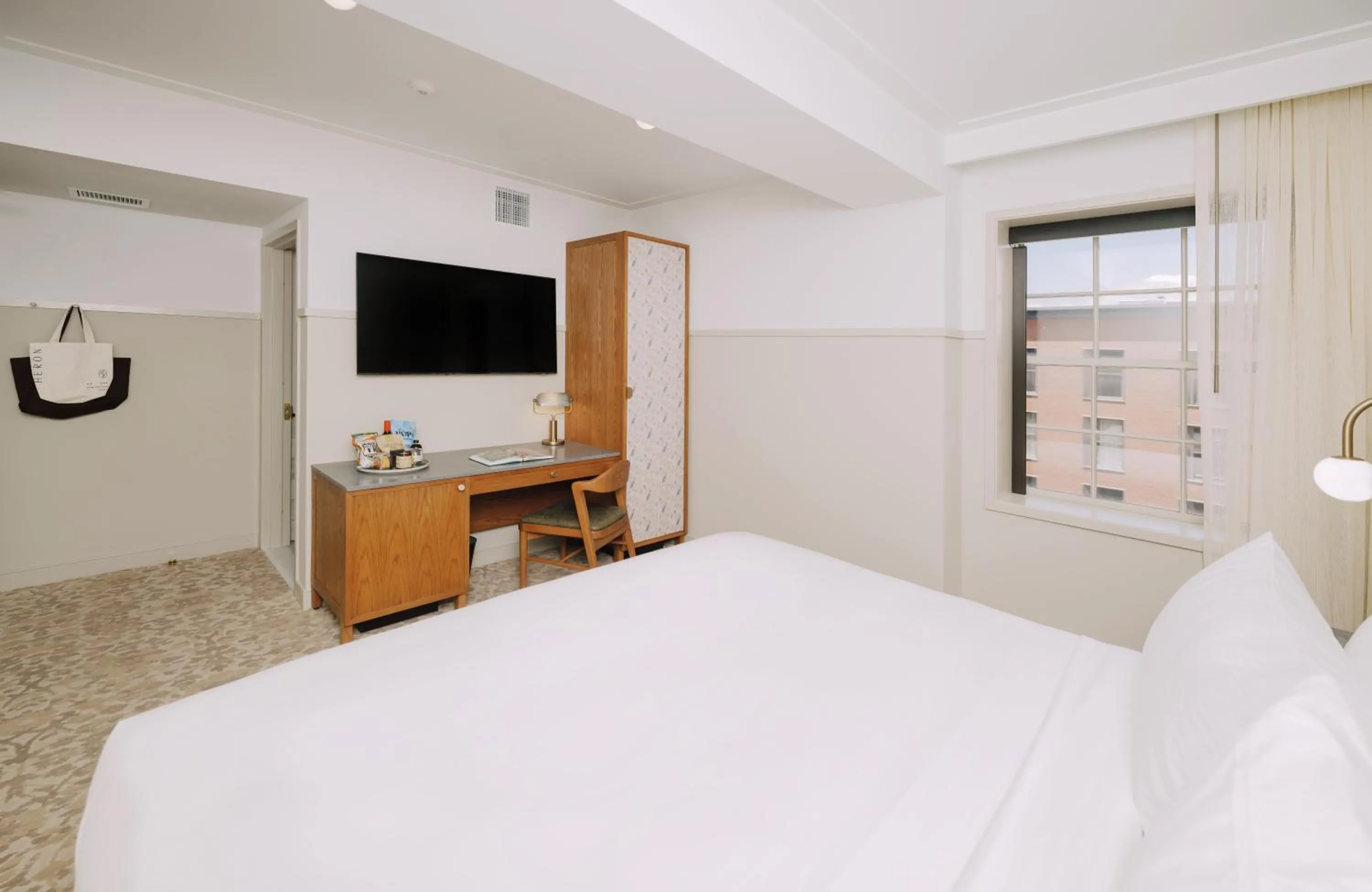 TV and multimedia, Bed in Hotel Heron Old Town Alexandria