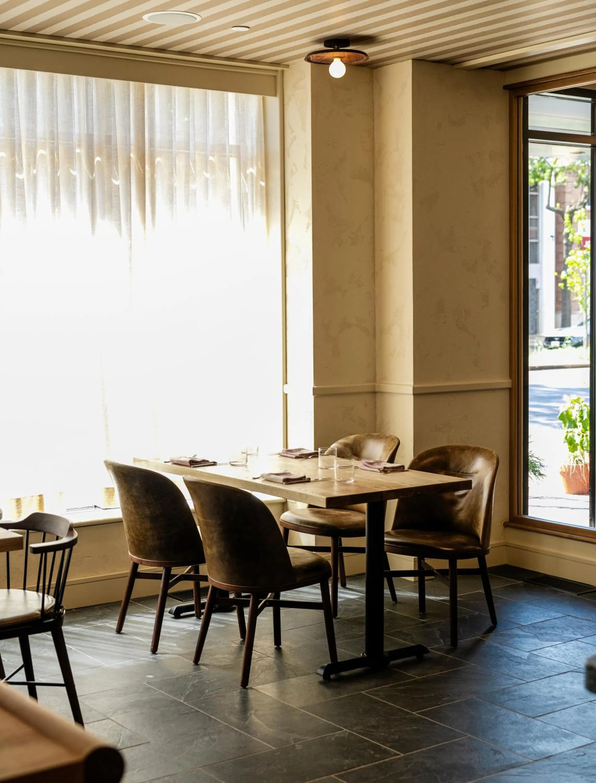 Restaurant/places to eat in Hotel Heron Old Town Alexandria