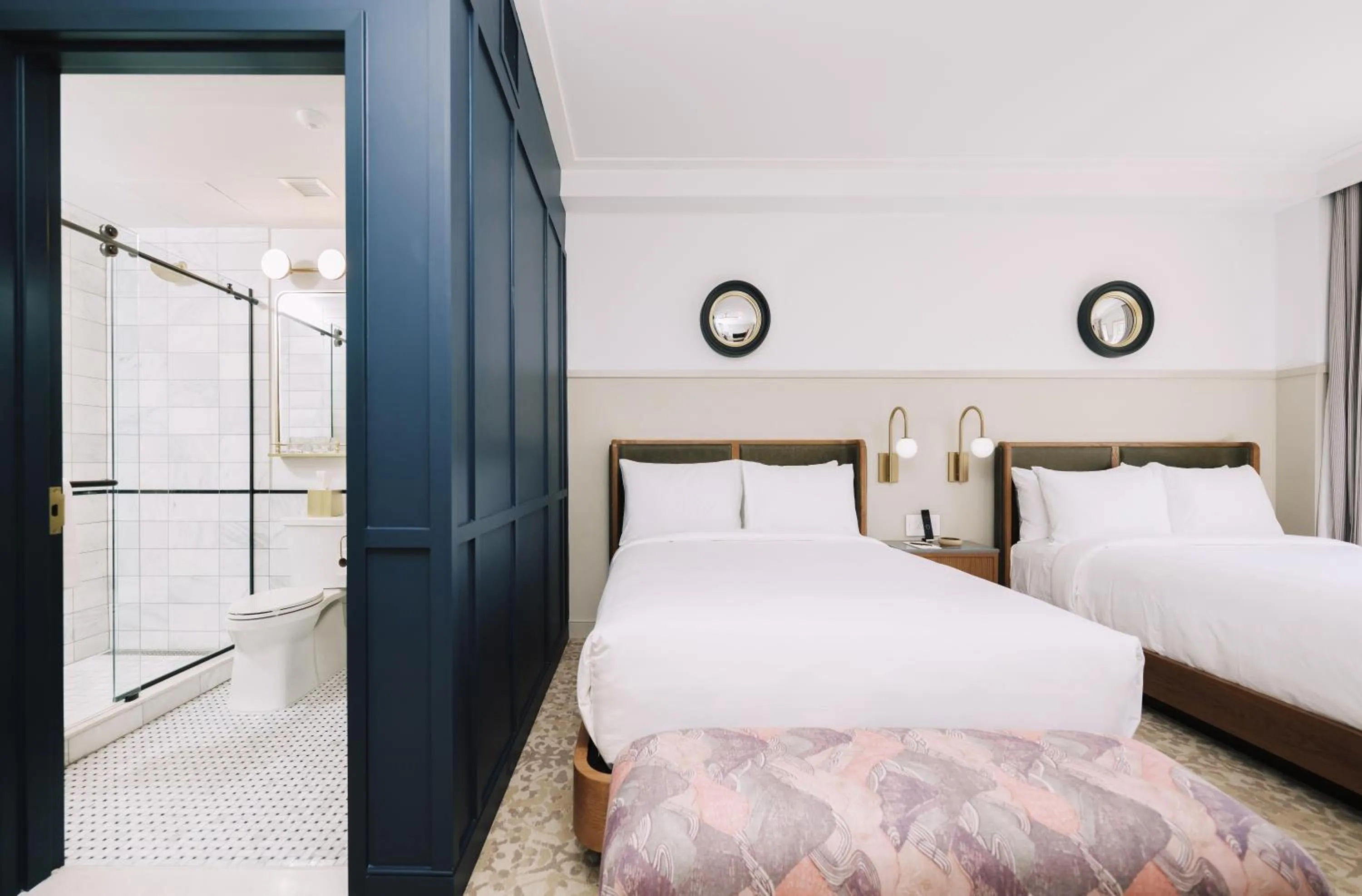 Bathroom, Bed in Hotel Heron Old Town Alexandria