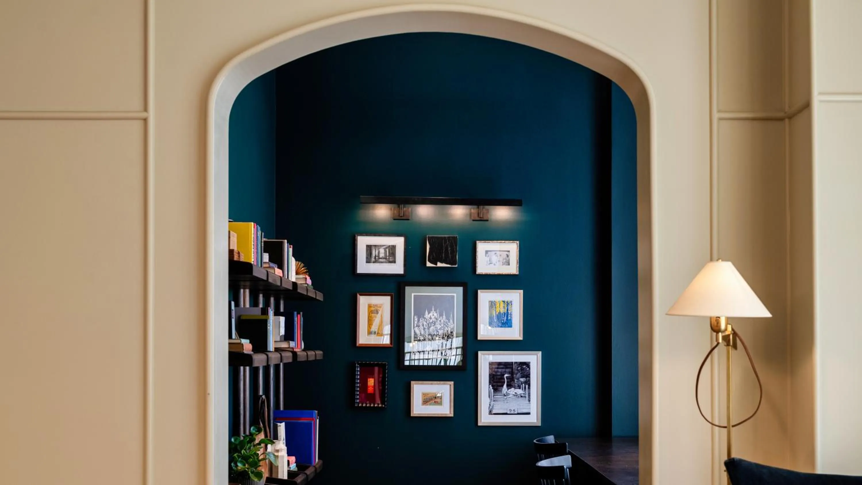 Library in Hotel Heron Old Town Alexandria