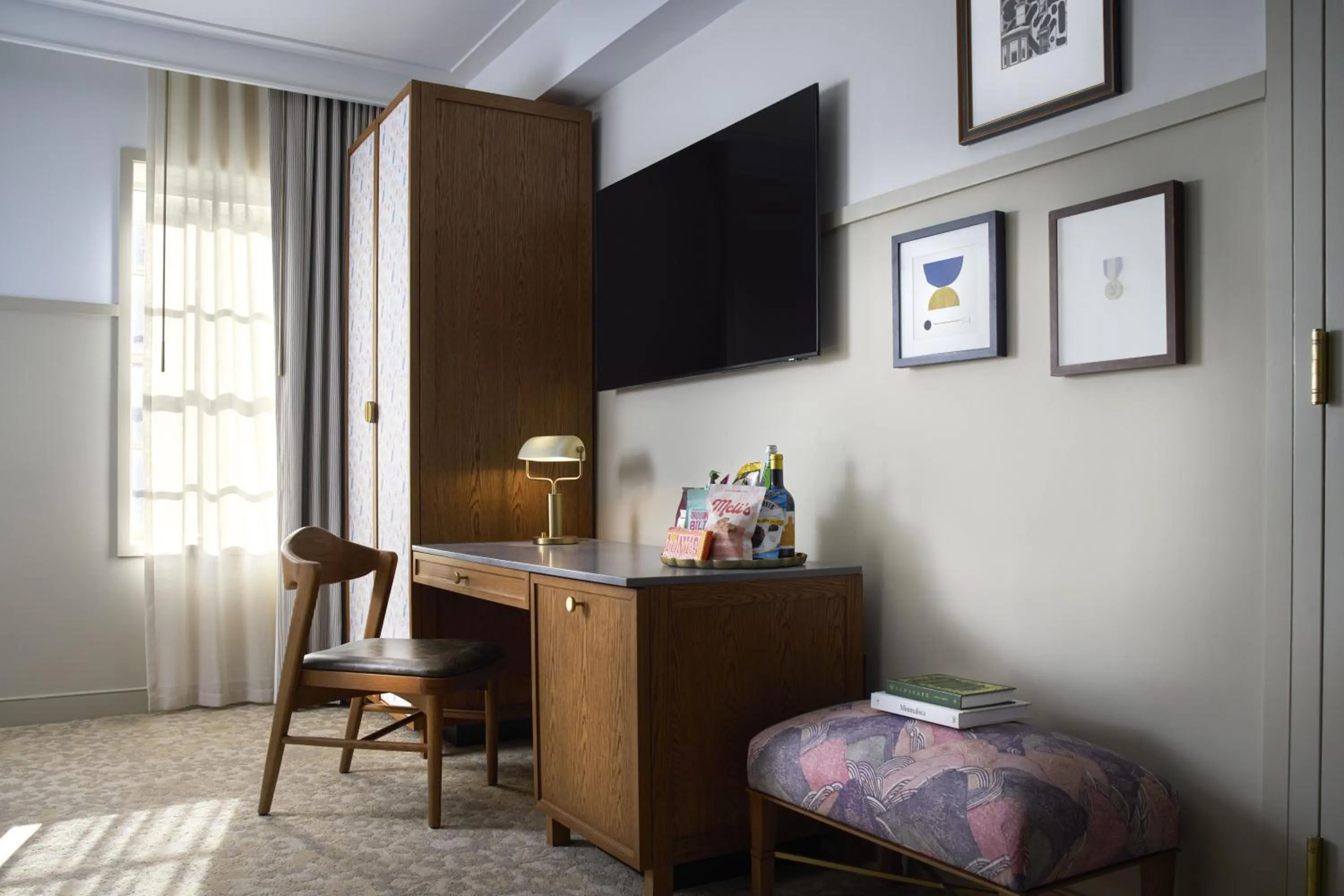 TV and multimedia in Hotel Heron Old Town Alexandria