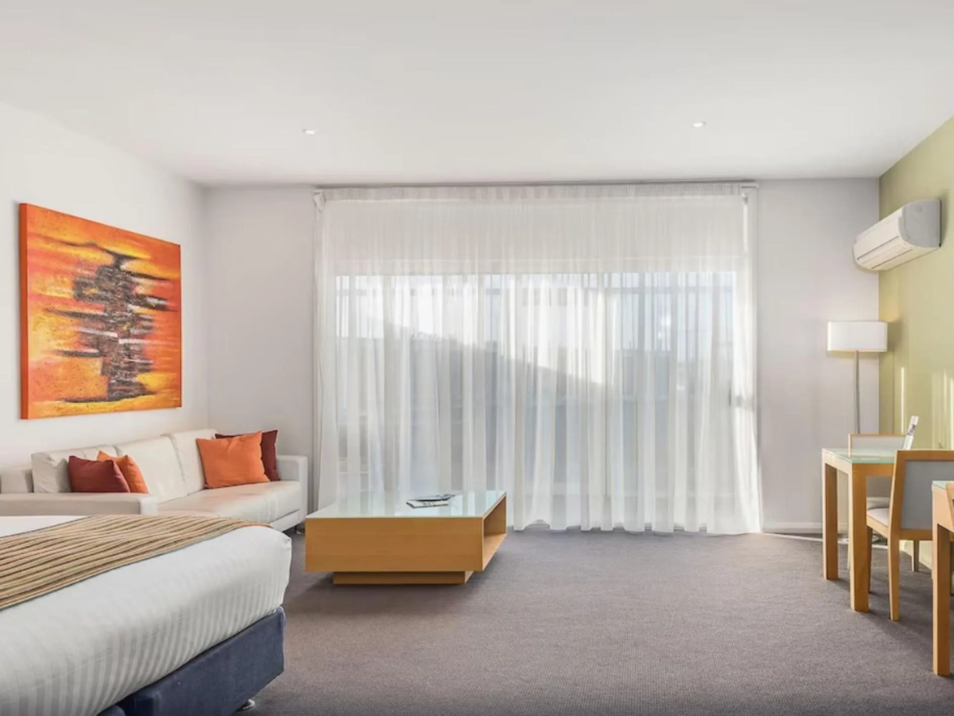 Living room, Bed in York Cove Hotel