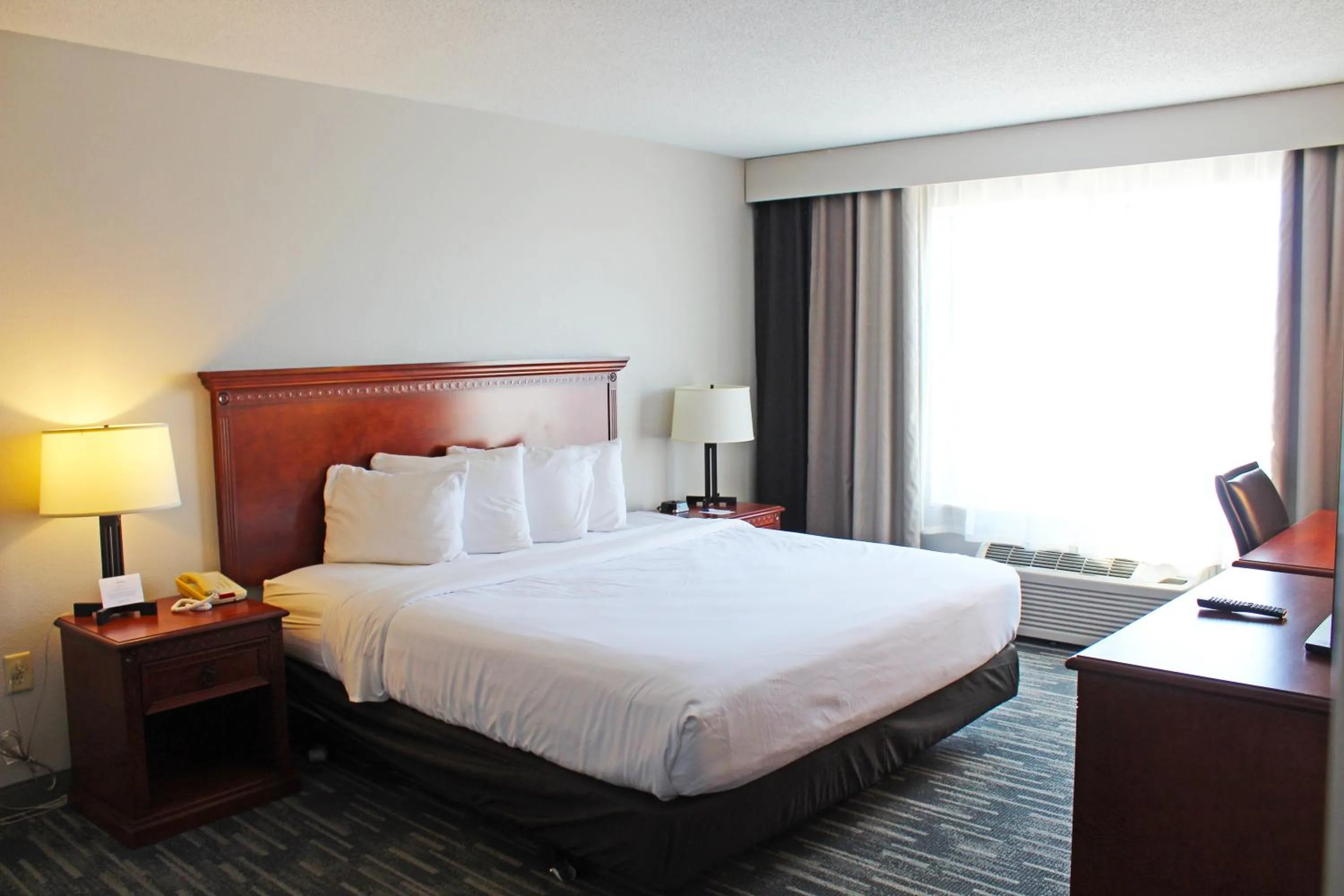 Bed in Country Inn & Suites by Radisson, Marinette, WI