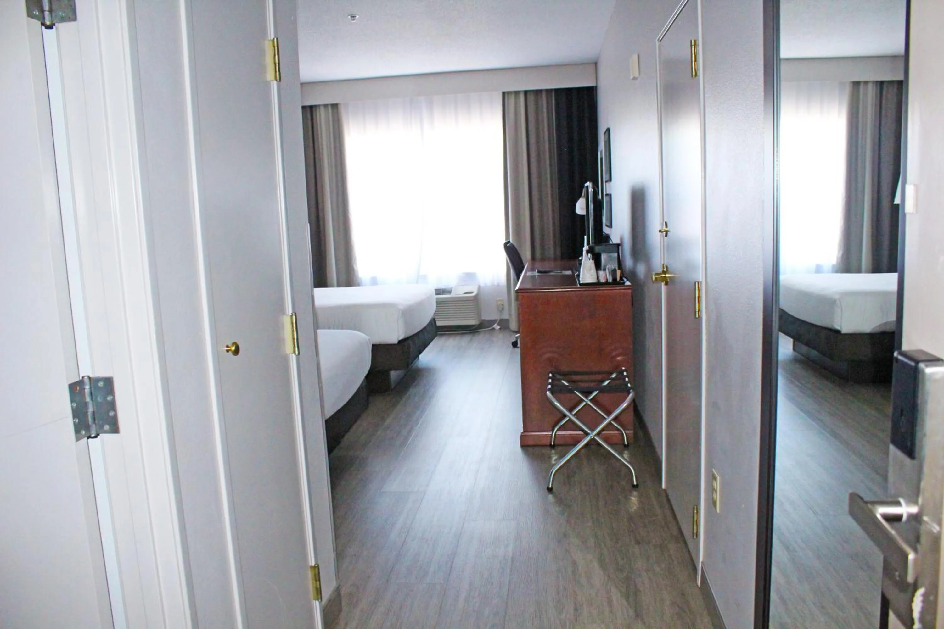 Facade/entrance, Bed in Country Inn & Suites by Radisson, Marinette, WI