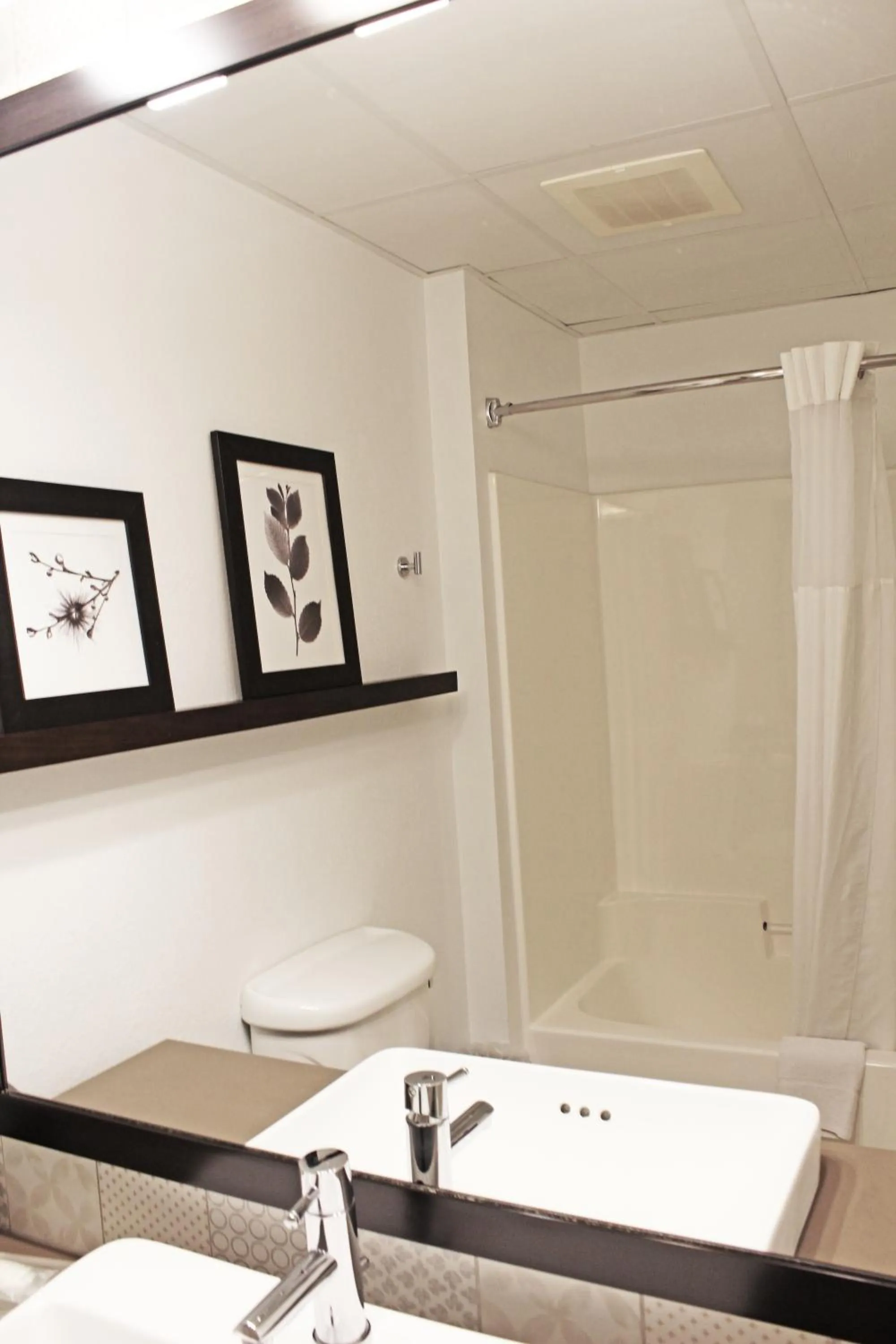 Shower in Country Inn & Suites by Radisson, Marinette, WI
