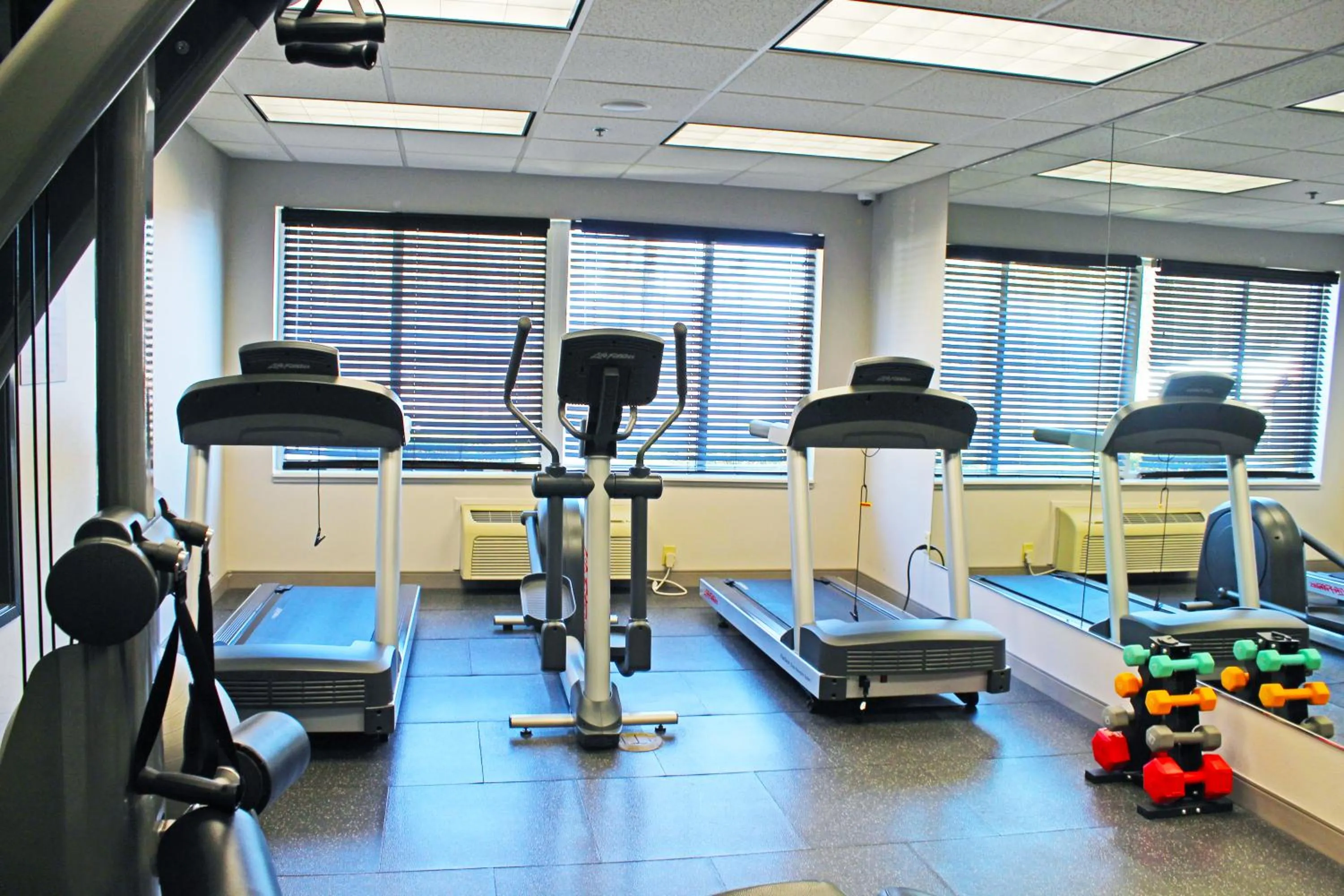 Fitness centre/facilities in Country Inn & Suites by Radisson, Marinette, WI