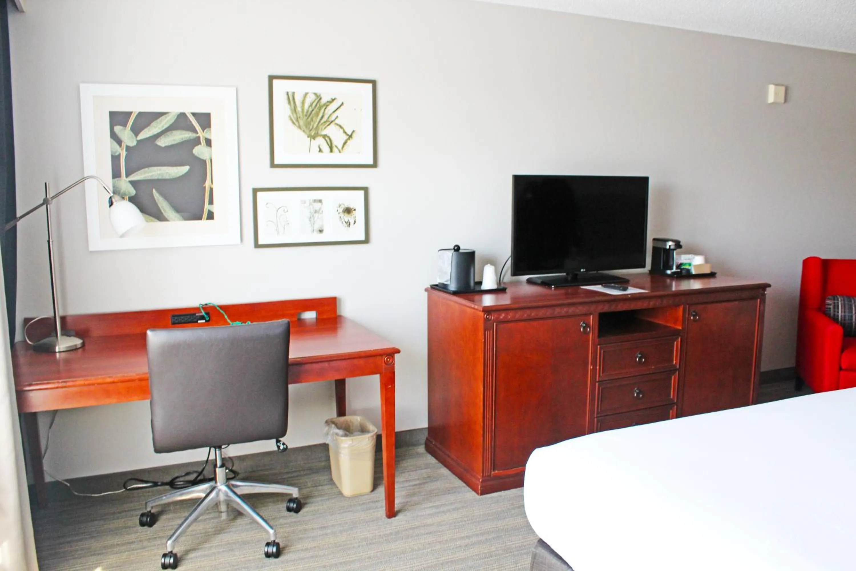 Bed in Country Inn & Suites by Radisson, Marinette, WI