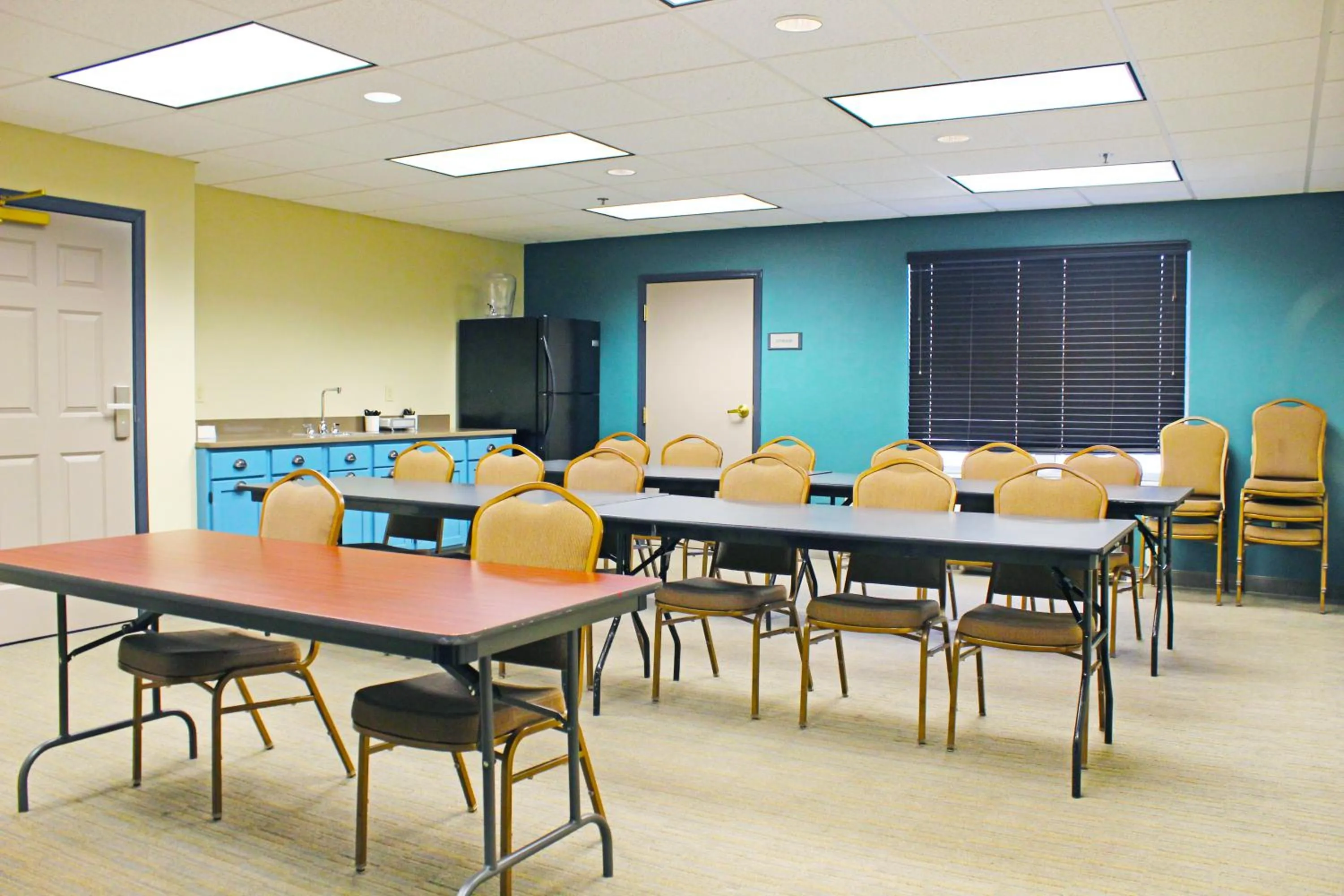 Meeting/conference room in Country Inn & Suites by Radisson, Marinette, WI