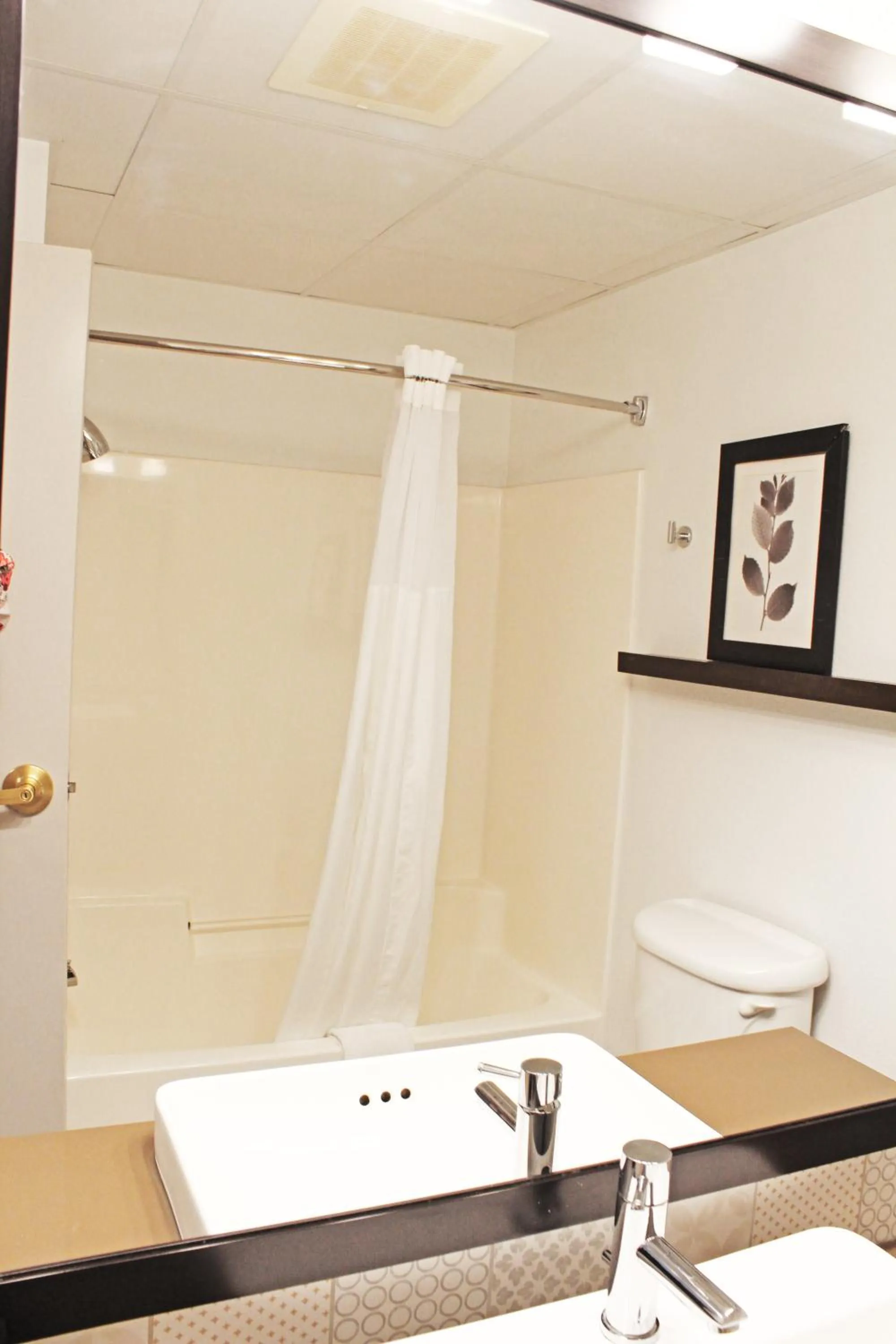 Shower in Country Inn & Suites by Radisson, Marinette, WI
